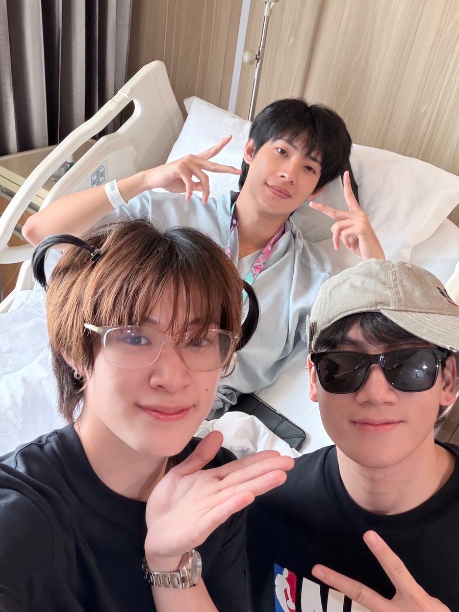 natasittttt's tweet photo. มาหาแล้วนะโบรร๋ หายไวๆเด้อคนเก่งของปะป๊าหมู เห็นเพื่อนยิ้มออกก็สบายใจครับ

#GetwellsoonTutorKrp
#TutorKrp https://t.co/dBE5Ppj1bE