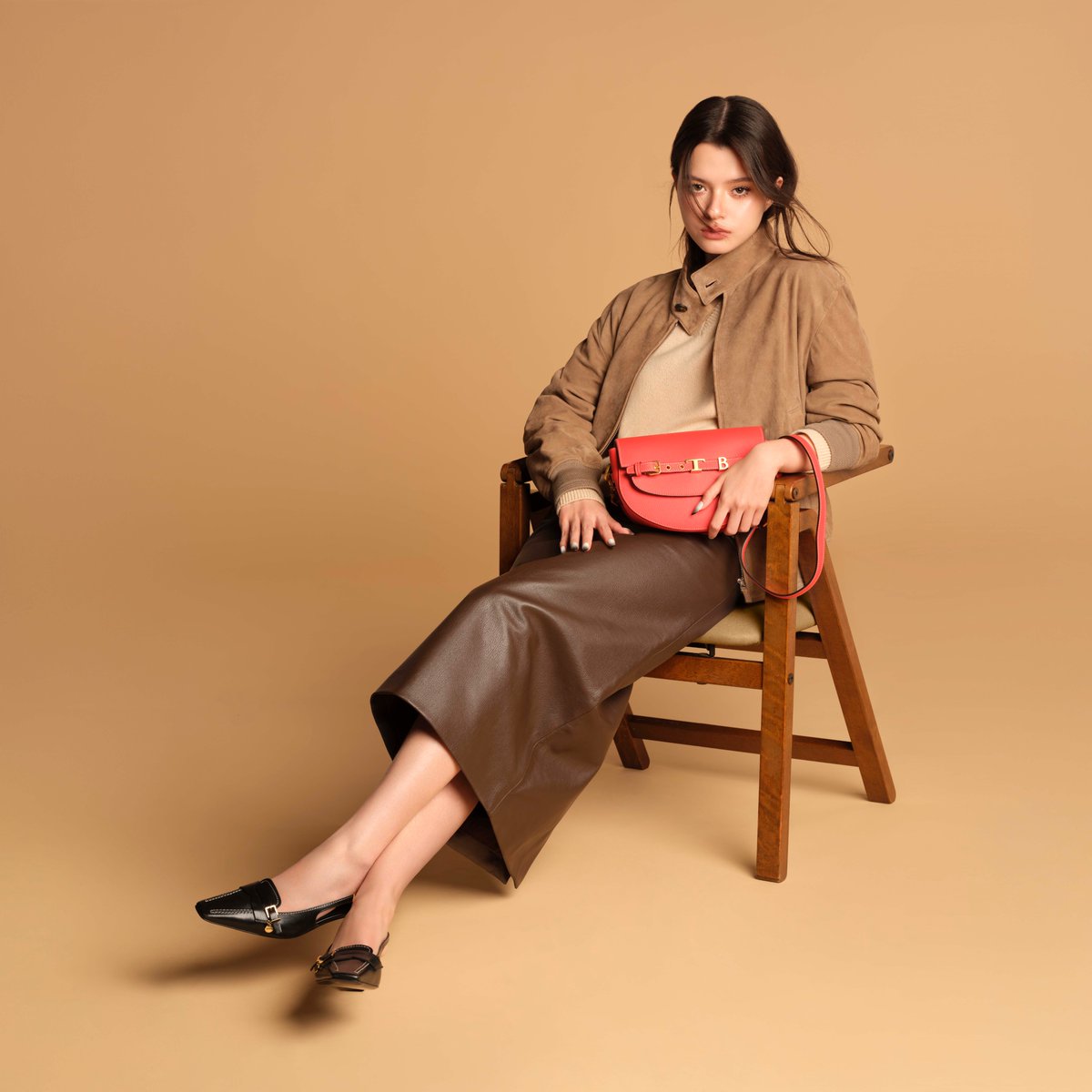 webstarupdate's tweet photo. TOD’S แต่งตั้ง รีเบคก้า แพทรีเซีย อาร์มสตรอง #Beckyangels   เป็น BRAND AMBASSADOR

แบรนด์ลักชัวรีสัญชาติอิตาลี มีความยินดีที่จะประกาศแต่งตั้ง รีเบคก้า แพทรีเซีย อาร์มสตรอง ในฐานะ Brand Ambassador คนล่าสุด

รีเบคก้า แพทรีเซีย อาร์มสตรอง นักแสดง นักร้อง และนางแบบลูกครึ่งไทย - อังกฤษ ซึ่งเป็นที่รู้จักในนาม เบ็คกี้ อาร์มสตรอง ได้สร้างชื่อเสียงอย่างโดดเด่นในระดับนานาชาติ ทั้งในวงการบันเทิงและอุตสาหกรรมแฟชั่น ด้วยสไตล์ที่ทันสมัย ความมั่นใจ และเอกลักษณ์เฉพาะตัว เบ็คกี้จึงเป็นตัวแทนของคนรุ่นใหม่ที่เปี่ยมด้วยความสามารถ และได้รับการยอมรับอย่างกว้างขวางทั้งในเอเชียและระดับโลก

Tod’s ยึดมั่นในรากฐานแห่งงานฝีมืออิตาลี คุณภาพอันเป็นเลิศ และความสง่างามเหนือกาลเวลาในฐานะตัวแทนของไลฟ์สไตล์อย่างแท้จริง ผ่านความร่วมมือครั้งใหม่นี้ Tod's ตอกย้ำวิสัยทัศน์อันร่วมสมัยและมรดกอันเป็นเอกลักษณ์ของแบรนด์ไปพร้อมกับเบ็คกี้ อาร์มสตรอง ผู้ซึ่งมีความสามารถอันหลากหลาย ความสง่างามอย่างเป็นธรรมชาติ และสไตล์อันประณีต ซึ่งสะท้อนคุณค่าของ Tod’s ได้อย่างสมบูรณ์แบบ

เบ็คกี้จะปรากฏตัวอย่างเป็นทางการครั้งแรกในฐานะ Brand Ambassador ของ Tod’s ณ Milan Fashion Week ที่จะจัดขึ้นในวันที่ 25 กันยายน ค.ศ. 2026 การแต่งตั้งครั้งนี้ถือเป็นจุดเริ่มต้นของความร่วมมือครั้งสำคัญ ซึ่งผสานพลังอันโดดเด่นและมีชีวิตชีวาของเบ็คกี้ควบคู่ไปกับไลฟ์สไตล์แบบอิตาลีอันเป็นเอกลักษณ์และความสง่างามร่วมสมัยของ Tod's

เบ็คกี้ได้เผยความรู้สึกของเธอในครั้งนี้ว่า “ขอบคุณสำหรับโอกาสสุดพิเศษนี้ รู้สึกมีความสุขอย่างยิ่งที่ได้เป็นส่วนหนึ่งของครอบครัว Tod’s และพร้อมสำหรับการเดินทางร่วมกันต่อจากนี้ค่ะ เบ็คกี้ชื่นชมผลงานของ Tod’s มาโดยตลอด ด้วยงานฝีมืออันประณีตที่ผสานเข้ากับความเรียบง่ายและสามารถสวมใส่ได้ในทุกวัน ความหรูหราอย่างเป็นธรรมชาตินี้คือสิ่งที่ทำให้ Tod's เป็นแบรนด์ที่พิเศษสำหรับเบ็คกี้ และเบ็คกี้รู้สึกตื่นเต้นเป็นอย่างมากกับการเริ่มต้นบทใหม่ร่วมกับ Tod's ค่ะ”