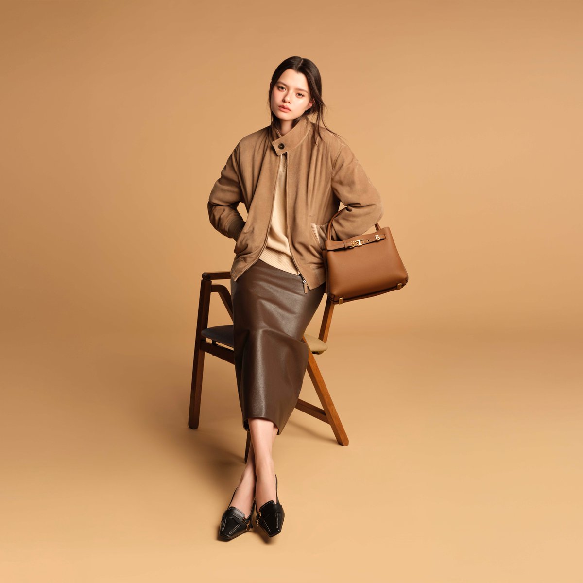 webstarupdate's tweet photo. TOD’S แต่งตั้ง รีเบคก้า แพทรีเซีย อาร์มสตรอง #Beckyangels   เป็น BRAND AMBASSADOR

แบรนด์ลักชัวรีสัญชาติอิตาลี มีความยินดีที่จะประกาศแต่งตั้ง รีเบคก้า แพทรีเซีย อาร์มสตรอง ในฐานะ Brand Ambassador คนล่าสุด

รีเบคก้า แพทรีเซีย อาร์มสตรอง นักแสดง นักร้อง และนางแบบลูกครึ่งไทย - อังกฤษ ซึ่งเป็นที่รู้จักในนาม เบ็คกี้ อาร์มสตรอง ได้สร้างชื่อเสียงอย่างโดดเด่นในระดับนานาชาติ ทั้งในวงการบันเทิงและอุตสาหกรรมแฟชั่น ด้วยสไตล์ที่ทันสมัย ความมั่นใจ และเอกลักษณ์เฉพาะตัว เบ็คกี้จึงเป็นตัวแทนของคนรุ่นใหม่ที่เปี่ยมด้วยความสามารถ และได้รับการยอมรับอย่างกว้างขวางทั้งในเอเชียและระดับโลก

Tod’s ยึดมั่นในรากฐานแห่งงานฝีมืออิตาลี คุณภาพอันเป็นเลิศ และความสง่างามเหนือกาลเวลาในฐานะตัวแทนของไลฟ์สไตล์อย่างแท้จริง ผ่านความร่วมมือครั้งใหม่นี้ Tod's ตอกย้ำวิสัยทัศน์อันร่วมสมัยและมรดกอันเป็นเอกลักษณ์ของแบรนด์ไปพร้อมกับเบ็คกี้ อาร์มสตรอง ผู้ซึ่งมีความสามารถอันหลากหลาย ความสง่างามอย่างเป็นธรรมชาติ และสไตล์อันประณีต ซึ่งสะท้อนคุณค่าของ Tod’s ได้อย่างสมบูรณ์แบบ

เบ็คกี้จะปรากฏตัวอย่างเป็นทางการครั้งแรกในฐานะ Brand Ambassador ของ Tod’s ณ Milan Fashion Week ที่จะจัดขึ้นในวันที่ 25 กันยายน ค.ศ. 2026 การแต่งตั้งครั้งนี้ถือเป็นจุดเริ่มต้นของความร่วมมือครั้งสำคัญ ซึ่งผสานพลังอันโดดเด่นและมีชีวิตชีวาของเบ็คกี้ควบคู่ไปกับไลฟ์สไตล์แบบอิตาลีอันเป็นเอกลักษณ์และความสง่างามร่วมสมัยของ Tod's

เบ็คกี้ได้เผยความรู้สึกของเธอในครั้งนี้ว่า “ขอบคุณสำหรับโอกาสสุดพิเศษนี้ รู้สึกมีความสุขอย่างยิ่งที่ได้เป็นส่วนหนึ่งของครอบครัว Tod’s และพร้อมสำหรับการเดินทางร่วมกันต่อจากนี้ค่ะ เบ็คกี้ชื่นชมผลงานของ Tod’s มาโดยตลอด ด้วยงานฝีมืออันประณีตที่ผสานเข้ากับความเรียบง่ายและสามารถสวมใส่ได้ในทุกวัน ความหรูหราอย่างเป็นธรรมชาตินี้คือสิ่งที่ทำให้ Tod's เป็นแบรนด์ที่พิเศษสำหรับเบ็คกี้ และเบ็คกี้รู้สึกตื่นเต้นเป็นอย่างมากกับการเริ่มต้นบทใหม่ร่วมกับ Tod's ค่ะ”