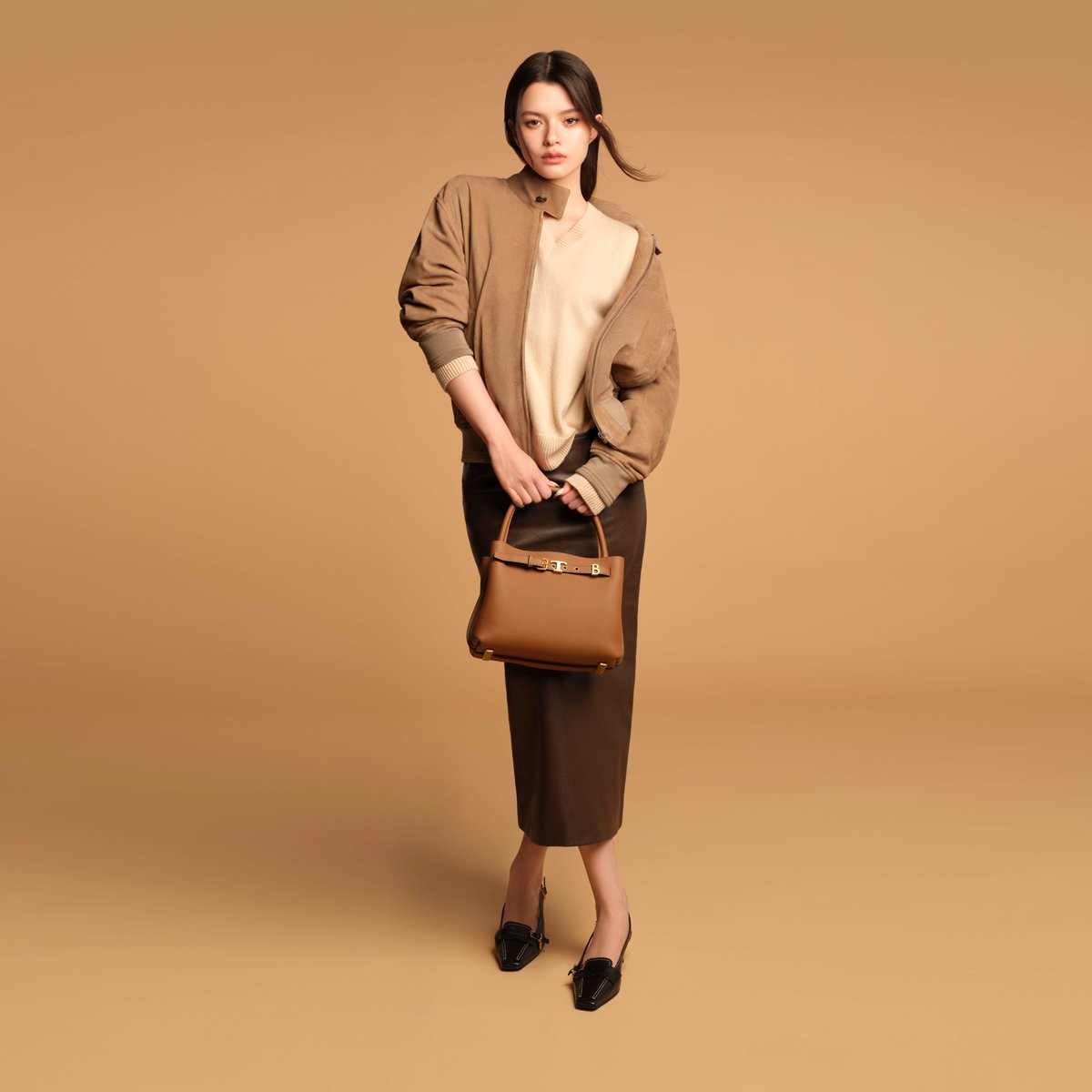 webstarupdate's tweet photo. TOD’S แต่งตั้ง รีเบคก้า แพทรีเซีย อาร์มสตรอง #Beckyangels   เป็น BRAND AMBASSADOR

แบรนด์ลักชัวรีสัญชาติอิตาลี มีความยินดีที่จะประกาศแต่งตั้ง รีเบคก้า แพทรีเซีย อาร์มสตรอง ในฐานะ Brand Ambassador คนล่าสุด

รีเบคก้า แพทรีเซีย อาร์มสตรอง นักแสดง นักร้อง และนางแบบลูกครึ่งไทย - อังกฤษ ซึ่งเป็นที่รู้จักในนาม เบ็คกี้ อาร์มสตรอง ได้สร้างชื่อเสียงอย่างโดดเด่นในระดับนานาชาติ ทั้งในวงการบันเทิงและอุตสาหกรรมแฟชั่น ด้วยสไตล์ที่ทันสมัย ความมั่นใจ และเอกลักษณ์เฉพาะตัว เบ็คกี้จึงเป็นตัวแทนของคนรุ่นใหม่ที่เปี่ยมด้วยความสามารถ และได้รับการยอมรับอย่างกว้างขวางทั้งในเอเชียและระดับโลก

Tod’s ยึดมั่นในรากฐานแห่งงานฝีมืออิตาลี คุณภาพอันเป็นเลิศ และความสง่างามเหนือกาลเวลาในฐานะตัวแทนของไลฟ์สไตล์อย่างแท้จริง ผ่านความร่วมมือครั้งใหม่นี้ Tod's ตอกย้ำวิสัยทัศน์อันร่วมสมัยและมรดกอันเป็นเอกลักษณ์ของแบรนด์ไปพร้อมกับเบ็คกี้ อาร์มสตรอง ผู้ซึ่งมีความสามารถอันหลากหลาย ความสง่างามอย่างเป็นธรรมชาติ และสไตล์อันประณีต ซึ่งสะท้อนคุณค่าของ Tod’s ได้อย่างสมบูรณ์แบบ

เบ็คกี้จะปรากฏตัวอย่างเป็นทางการครั้งแรกในฐานะ Brand Ambassador ของ Tod’s ณ Milan Fashion Week ที่จะจัดขึ้นในวันที่ 25 กันยายน ค.ศ. 2026 การแต่งตั้งครั้งนี้ถือเป็นจุดเริ่มต้นของความร่วมมือครั้งสำคัญ ซึ่งผสานพลังอันโดดเด่นและมีชีวิตชีวาของเบ็คกี้ควบคู่ไปกับไลฟ์สไตล์แบบอิตาลีอันเป็นเอกลักษณ์และความสง่างามร่วมสมัยของ Tod's

เบ็คกี้ได้เผยความรู้สึกของเธอในครั้งนี้ว่า “ขอบคุณสำหรับโอกาสสุดพิเศษนี้ รู้สึกมีความสุขอย่างยิ่งที่ได้เป็นส่วนหนึ่งของครอบครัว Tod’s และพร้อมสำหรับการเดินทางร่วมกันต่อจากนี้ค่ะ เบ็คกี้ชื่นชมผลงานของ Tod’s มาโดยตลอด ด้วยงานฝีมืออันประณีตที่ผสานเข้ากับความเรียบง่ายและสามารถสวมใส่ได้ในทุกวัน ความหรูหราอย่างเป็นธรรมชาตินี้คือสิ่งที่ทำให้ Tod's เป็นแบรนด์ที่พิเศษสำหรับเบ็คกี้ และเบ็คกี้รู้สึกตื่นเต้นเป็นอย่างมากกับการเริ่มต้นบทใหม่ร่วมกับ Tod's ค่ะ”