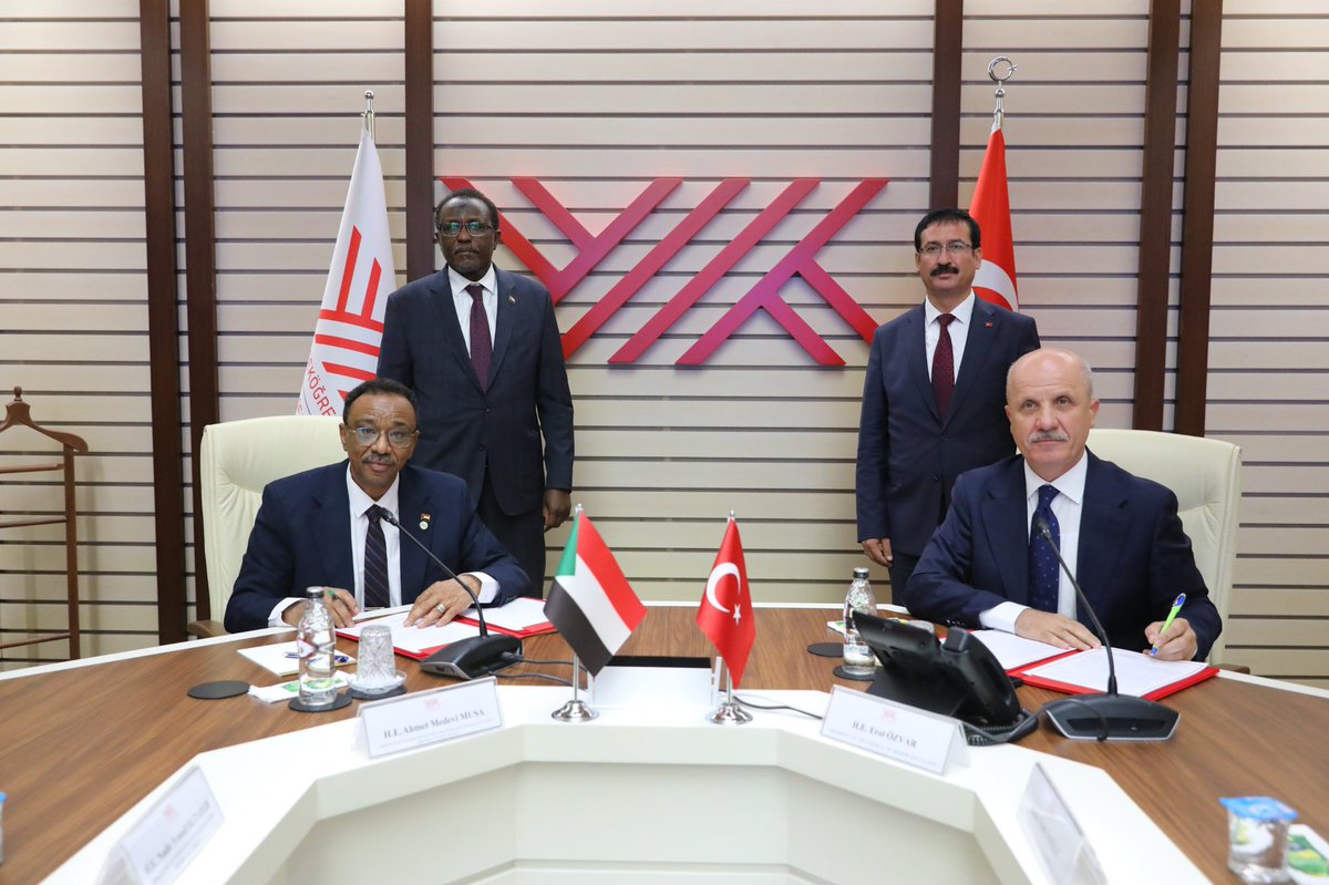 DrHasanUslu's tweet photo. YÖK Başkanımız Prof. Dr. Sn. Erol Özvar ile Sudan Yükseköğretim ve Bilimsel Arş. Bakanı Sn. Ahmed Mudawi Musa Mohamed’in katılımlarıyla Hartum’da kurulacak Uluslararası Türkiye-Sudan Üniversitesine ilişkin protokol imza törenine katıldık.
Protokolün hayırlı olmasını diliyorum.🤝 https://t.co/CKmsM8cyeR