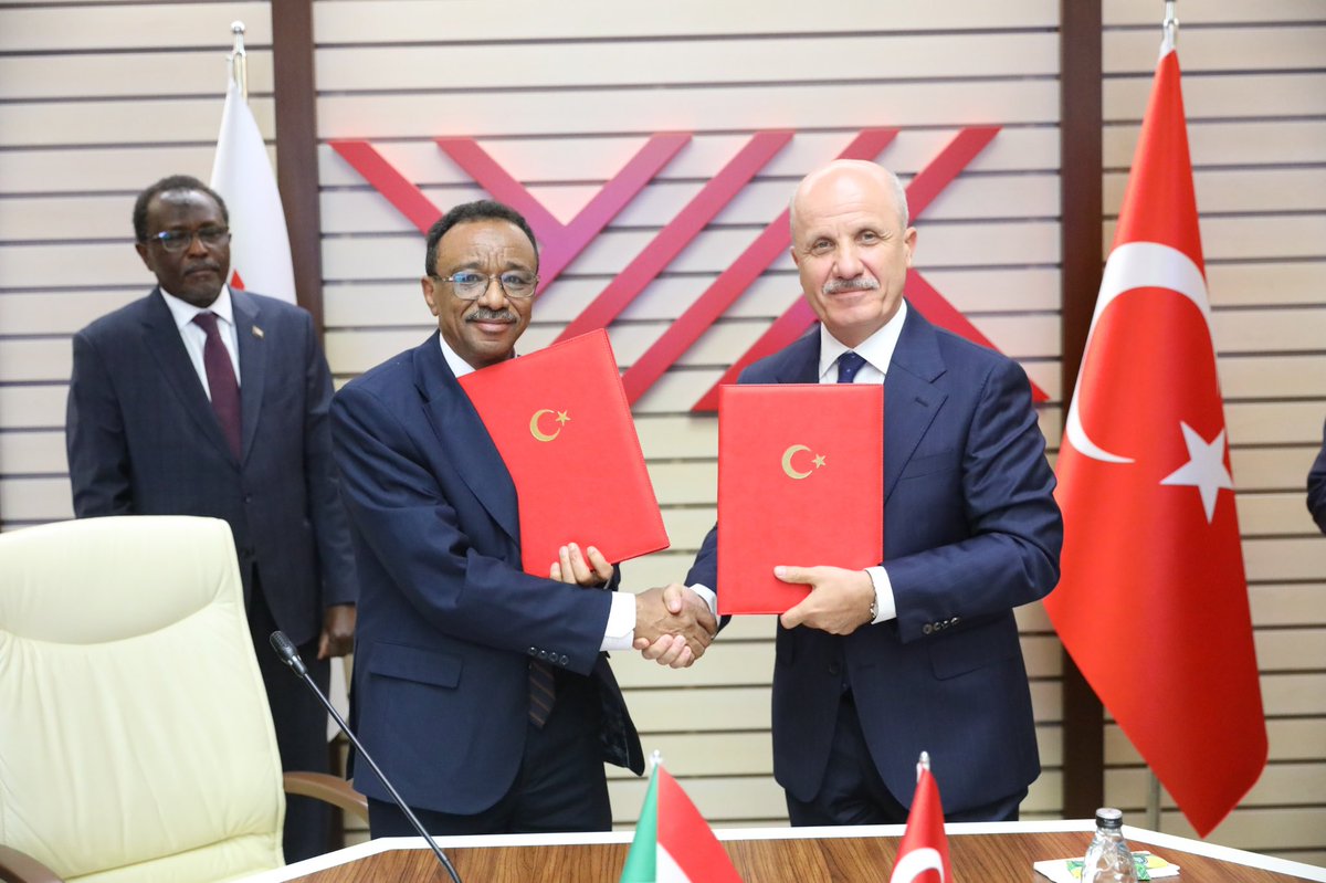 DrHasanUslu's tweet photo. YÖK Başkanımız Prof. Dr. Sn. Erol Özvar ile Sudan Yükseköğretim ve Bilimsel Arş. Bakanı Sn. Ahmed Mudawi Musa Mohamed’in katılımlarıyla Hartum’da kurulacak Uluslararası Türkiye-Sudan Üniversitesine ilişkin protokol imza törenine katıldık.
Protokolün hayırlı olmasını diliyorum.🤝 https://t.co/CKmsM8cyeR