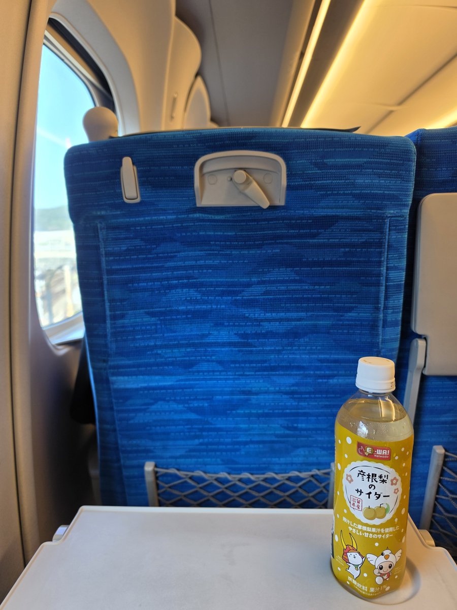 s_Lime_e's tweet photo. 東京へ🚅
彦根梨のサイダー🫧ひこにゃん🐱 https://t.co/DhJJR5i17H