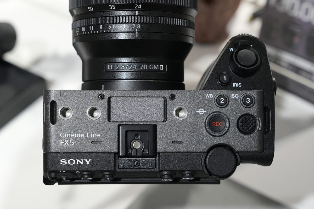 mapcamera's tweet photo. 【今日のおすすめ新着記事】

【SONY】待望のCinema Line！「FX5」先行レポート！
https://t.co/pxtFpupTp0

様々な進化を引っ提げ、満を持して登場したFX5🔥
本記事では、マップカメラスタッフがハンズオンした様子をお送りいたします！

✅安心してお買い物できるマップカメラのサービス一覧はこちら
https://t.co/cOC2Ml548e
✅LINEの友だち登録・ID連携でオトクな情報を配信中 
https://t.co/lSL4u2yEVa