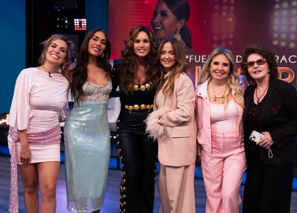 29luceritolu's tweet photo. Momento de LaNoviadeAmérica qué fue invitada por el @programa_hoy para ser la Madrina de Lujo en una ocasión tan importante y especial.Para celebrar y acompañarlos en la conmemoración del 28.ºaniversario de Hoy!Un día inolvidable y memorable💖✨
#Felices28programaHoy
#HOY28AÑOS
+ https://t.co/LhHgbErWs1