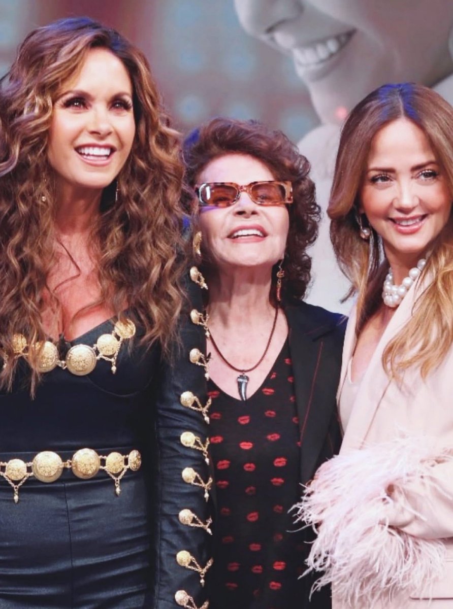 29luceritolu's tweet photo. Momento de LaNoviadeAmérica qué fue invitada por el @programa_hoy para ser la Madrina de Lujo en una ocasión tan importante y especial.Para celebrar y acompañarlos en la conmemoración del 28.ºaniversario de Hoy!Un día inolvidable y memorable💖✨
#Felices28programaHoy
#HOY28AÑOS
+ https://t.co/LhHgbErWs1