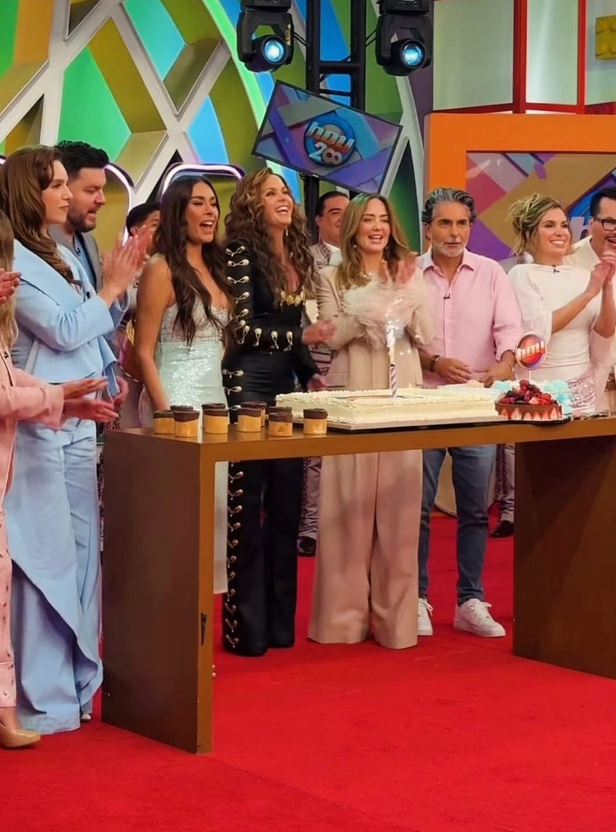 29luceritolu's tweet photo. @programa_hoy @LuceroMexico Momento de La NoviadeAmérica qué fue invitada por el @programa_hoy para ser la Madrina de Lujo en una ocasión tan importante y especial.Para celebrar y acompañarlos en la conmemoración del 28.º aniversario de Hoy!Un día inolvidable y memorable💖✨
#Felices28programaHoy
#HOY28AÑOS https://t.co/e8bgAkxeEl