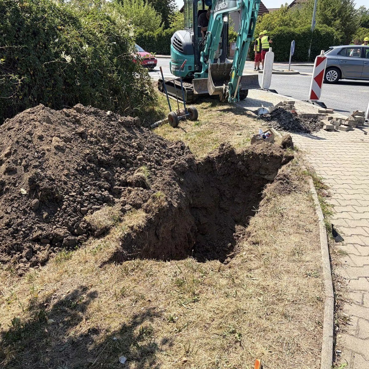 mcbechovice's tweet photo. A ještě jedno upozornění:

🚧 Dočasné dopravní omezení v Běchovicích

Milí Běchovičáci,

dovolujeme si vás informovat o plánovaném dočasném omezení silničního provozu v blízkém okolí Českobrodské.

Děkujeme za pochopení! https://t.co/LIFGpySrBU