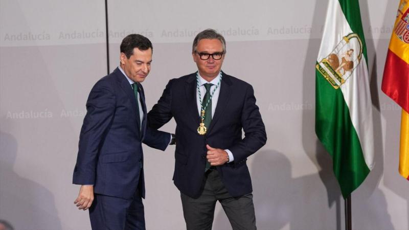 javierjuantur's tweet photo. Donde dije Diego...
Mas paguitas (sueldazos) y chiringuitos a cargo de los andaluces.
PP y Vox aumentan 13 altos cargos pese a su compromiso de recortar el gasto superfluo, Bonilla contaba con 301 altos cargos, ahora, tras el pacto con Vox, son 314. https://t.co/tIAqGUdTtK