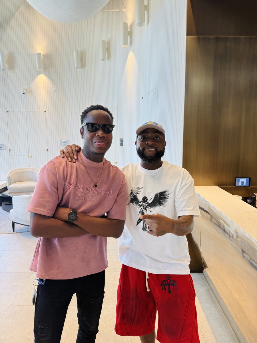 Acedolapo's tweet photo. I MET THE BIGGEST ARTIST IN THE WORLD!!!!💛🐐

UNOFFICIAL AIDES X OBO @davido 🐐

Osun election is a done deal 💛✅ https://t.co/pl5STeCqAZ