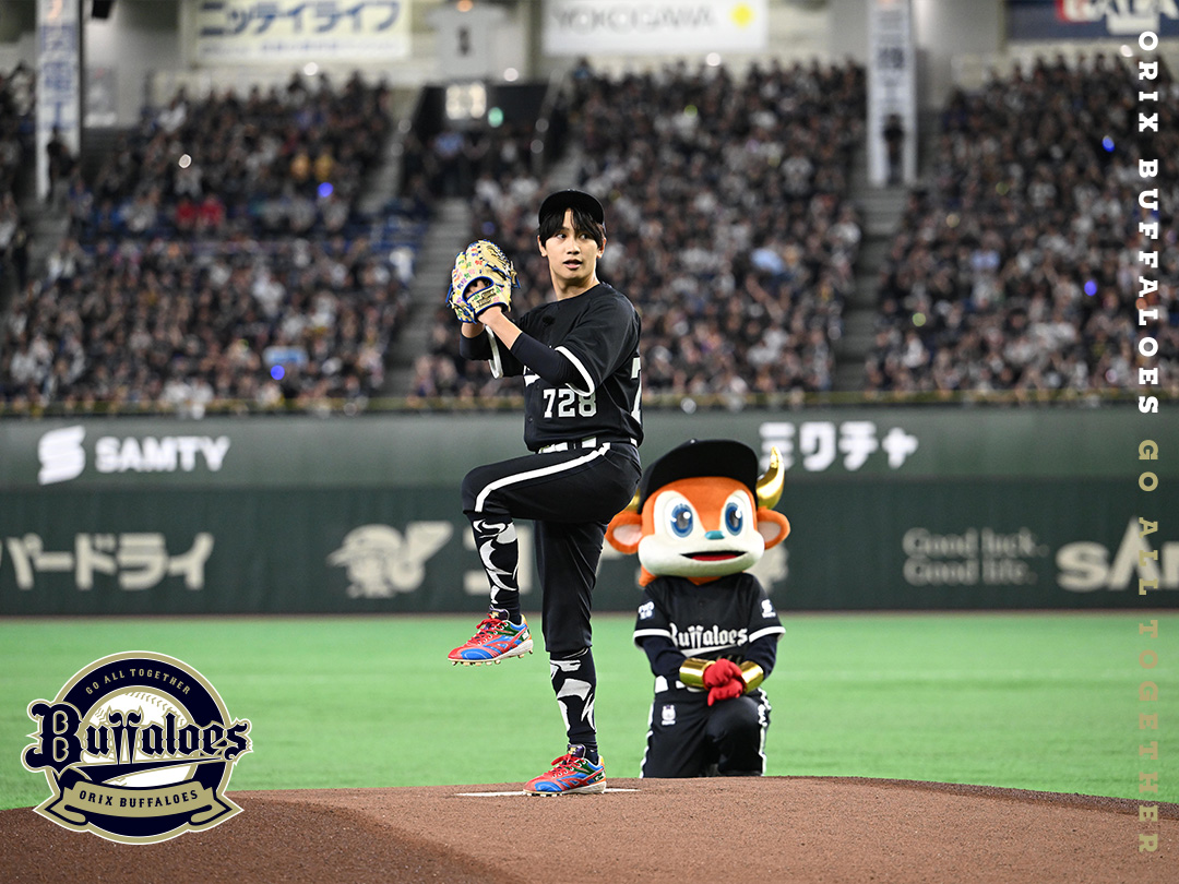Orix_Buffaloes's tweet photo. 8月3日、東京ドームで行われた「Bs夏の陣2026 supported by SAMTY」開幕戦の「スペシャル始球式」になにわ男子の藤原丈一郎さん、球団OB糸井嘉男さん、T-岡田球団アンバサダー、安達コーチが登場！
藤原丈一郎さんには「夏の陣開幕コール」と劇的サヨナラ勝利後の「ヒーローインタビュー」を務めていただきました💙🎤

#なにわ男子
#藤原丈一郎 さん
#JーFUJIWARA
#Bs夏の陣2026
#DEEPNAVY
#深紺
#Bs2026