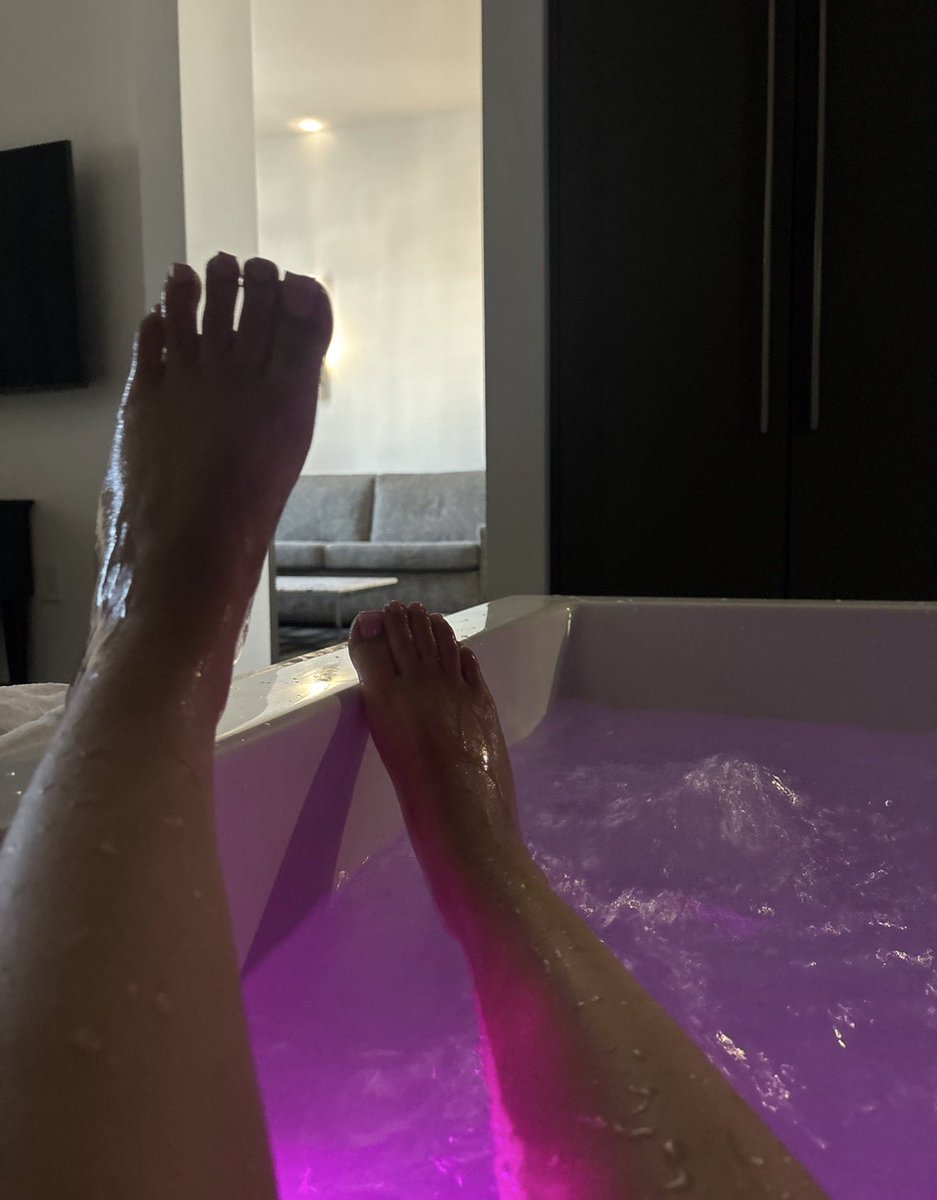 jwxoooooo's tweet photo. this cold weather got me bathing random hours of the day 😋 https://t.co/JT9tn9nqjj