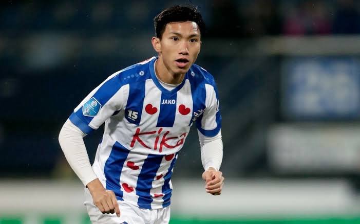 MafiaWasit's tweet photo. KeMUdian pada fomo ngide buat bajak si Kim Sang-sik untuk ngelatih Timnas Indonesia kayak biasanya.

Padahal masalahnya masih sama dengan saat kita ngide ngebajak Alfred Riedl (Vietnam), atau Peter White (Tailan) waktu Piala Tiger dulu.

Timnas Tailan dan Vietnam konsisten karena pembinaan pemain MUda, iklim klub dan kompetisinya diperbaiki.

Mereka memaksa pemain binaan Federasi di Negaranya untuk abroad, bukan mencari pemain binaan KNVB untuk dikasih KTP terus main di Liga lokal biar bisa dipanggil ke Piala Tiger.
