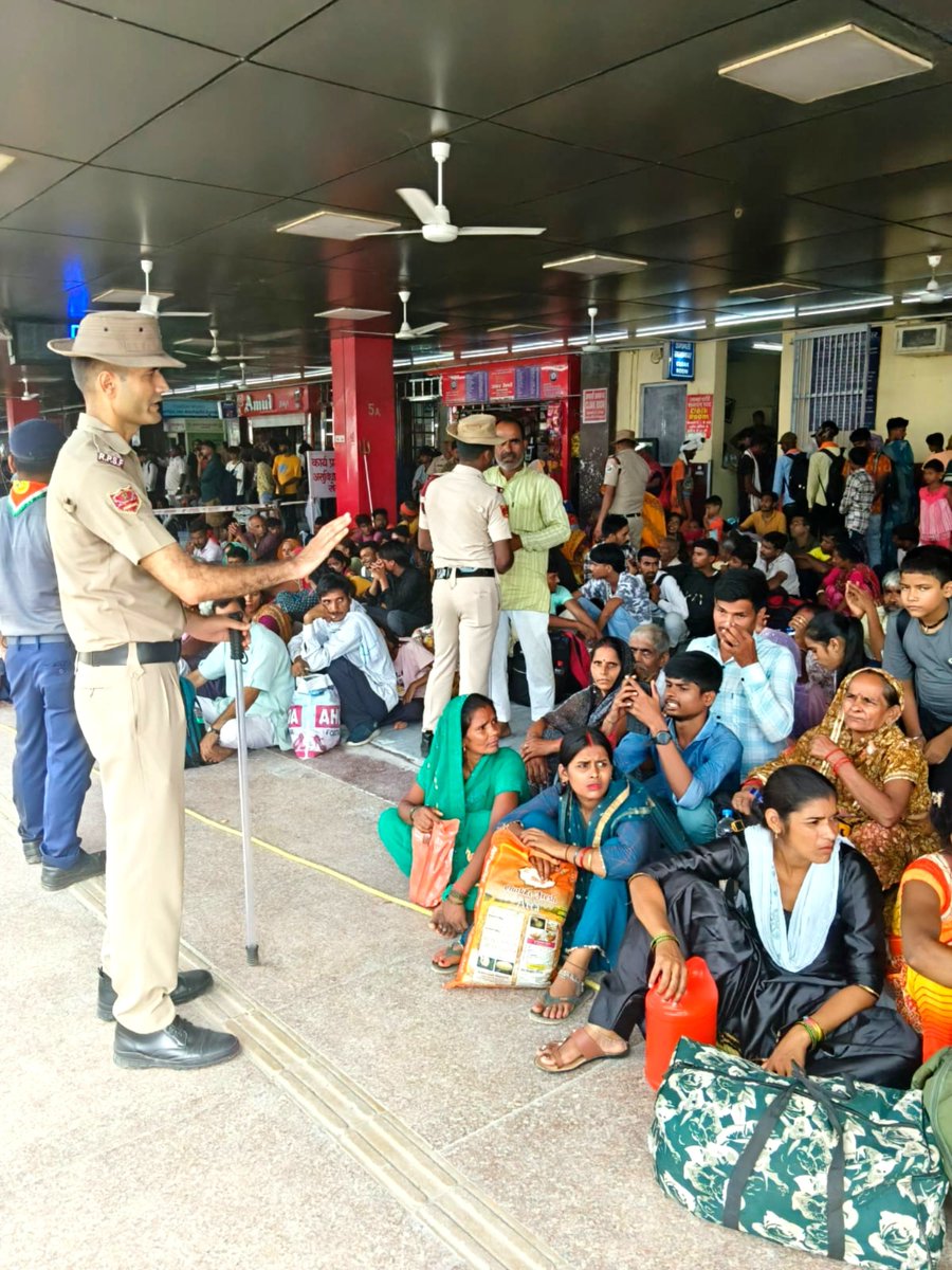 RailwayNorthern's tweet photo. श्रावण मास में श्रद्धालुओं की सुगम एवं सुचारु आवाजाही सुनिश्चित करते हमारे रेलकर्मयोगी। 🚆👮‍♂️
📍 हरिद्वार रेलवे स्टेशन https://t.co/DPXsN5gNmx