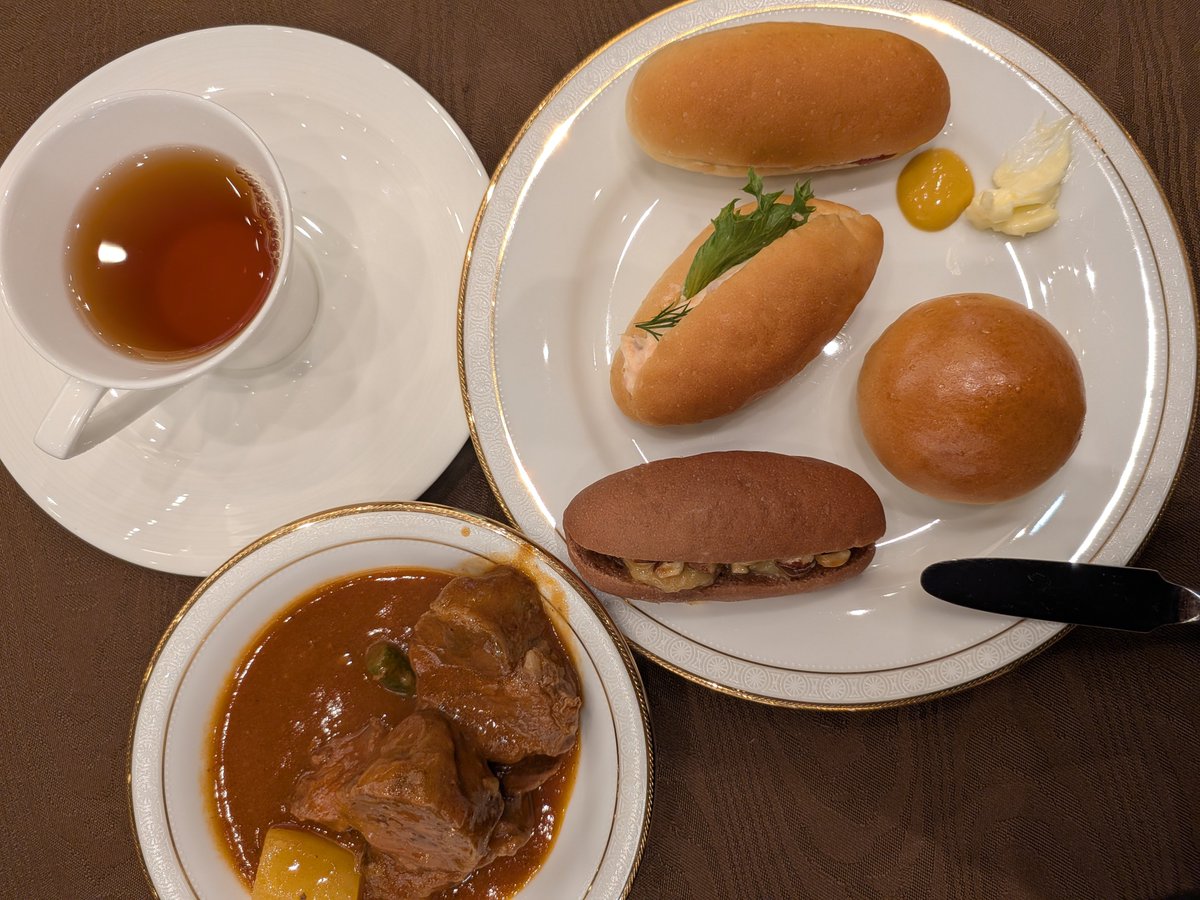 Nora_Ookami's tweet photo. 東京會舘さんの「株主様特別ご優待バイキング」へ。
食べるもの、飲むもの、全てに丁寧な美味しさが感じられ、とても充実した時間を過ごす。
ぶらりと、釣りキチ◯平のような服装で伺ってしまい、なんだか申し訳ない。 https://t.co/FOyThaBnOZ