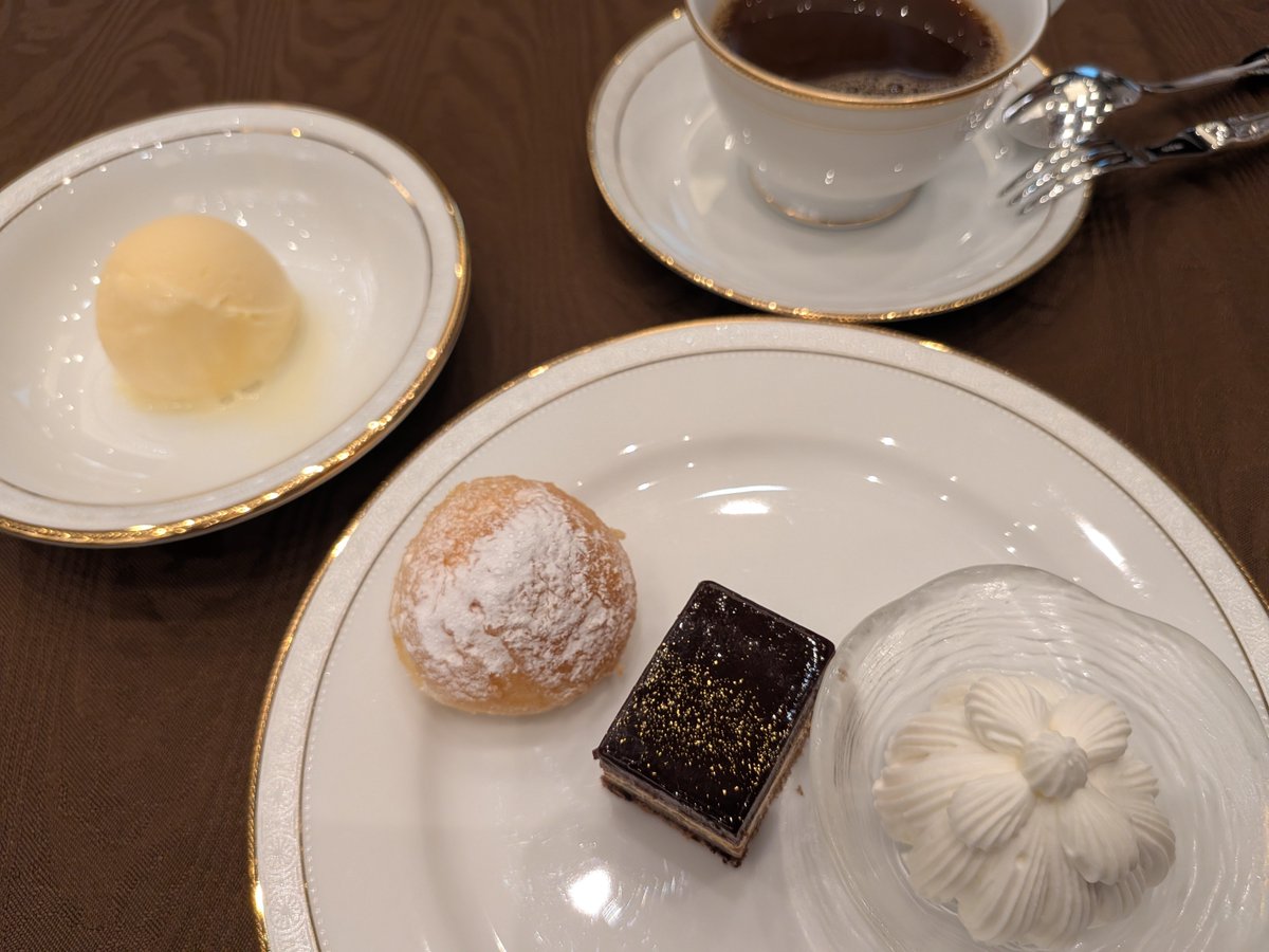 Nora_Ookami's tweet photo. 東京會舘さんの「株主様特別ご優待バイキング」へ。
食べるもの、飲むもの、全てに丁寧な美味しさが感じられ、とても充実した時間を過ごす。
ぶらりと、釣りキチ◯平のような服装で伺ってしまい、なんだか申し訳ない。 https://t.co/FOyThaBnOZ