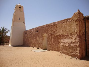 _masuewda_'s tweet photo. 📍أوباري 🇱🇾
مسجد الحسيني، أو زاوية أوباري، من المساجد القديمة اللي تحكي تاريخ فزان وأصالة المكان. 🕌🤍
واقف من مئات السنين، وما زال شاهد على تراثنا وهويتنا.
ربي يحفظ آثار ليبيا ويخلّيها ديما مصدر فخر لينا. 🇱🇾 https://t.co/cKcBEz6lzB