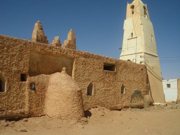 _masuewda_'s tweet photo. 📍أوباري 🇱🇾
مسجد الحسيني، أو زاوية أوباري، من المساجد القديمة اللي تحكي تاريخ فزان وأصالة المكان. 🕌🤍
واقف من مئات السنين، وما زال شاهد على تراثنا وهويتنا.
ربي يحفظ آثار ليبيا ويخلّيها ديما مصدر فخر لينا. 🇱🇾 https://t.co/cKcBEz6lzB