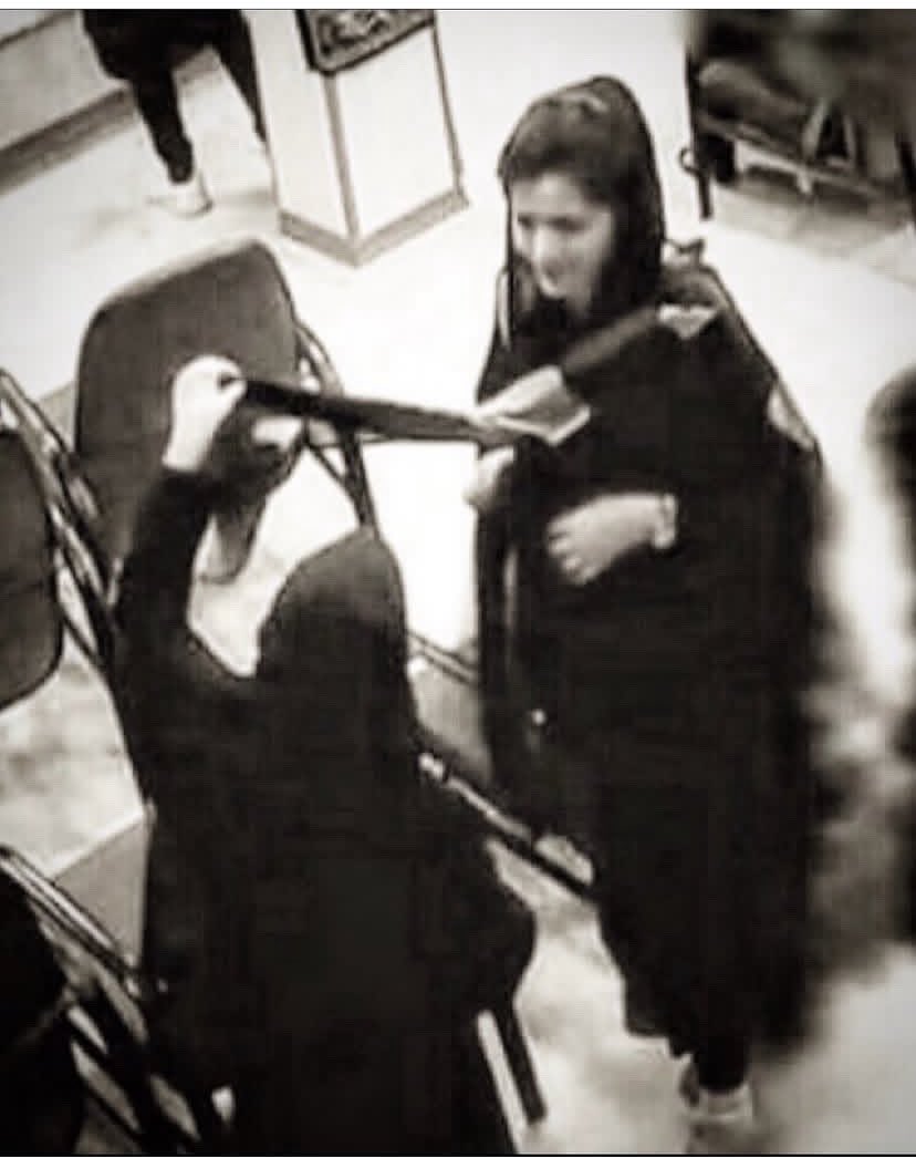 NilooFar_Red's tweet photo. مانتوی تا مچ پا بلند و گشاد
شال بلند 
و گشت ارشادی که قصد جان این بچه رو کرد تا این پوشش تا همیشه براش آرزو بشه https://t.co/zJg8bywp1l