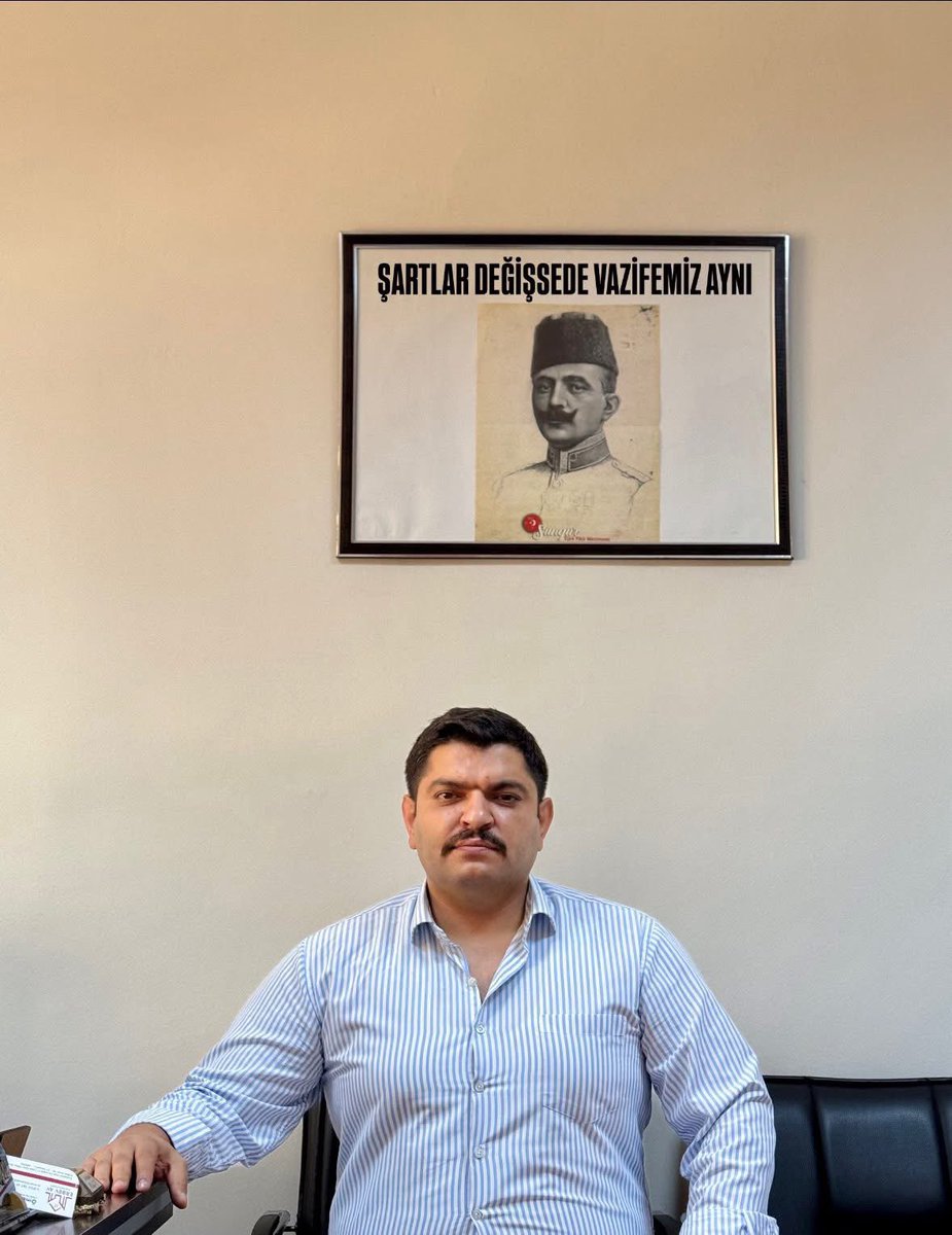 abdullahalg046's tweet photo. Enver Paşa’nın şehadetinden sonra Türkiye’de bir anlayış oluşturuldu; birileri Devleti idare edecek, idealist Anadolu çocukları ise vatan için ölecekti.
Anadolu çocukları olarak; yaşantısının ve şehadetinin üzerine tül örtülen o kahramanı tanıkca yeniden hem bu cennet vatanı idare etme cüretini göstereceğiz hem de uğruna seve seve öleceğiz. Belcivan’ın Çeğen isimli tepesinde bir ceviz ağacının gölgesine emanet edilen Büyük Türkiye ülküsünün takipçisi olarak; ruhun şad olsun, mücadelen ve şehadetin yolumuza rehber olsun !
#EnverPaşa
#4Ağustos1922