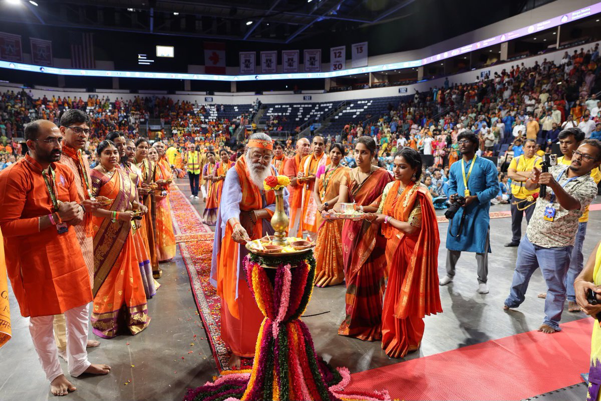 Vikas0128's tweet photo. Let the teachings of the Gita continue to illuminate lives and inspire a path of wisdom, devotion, and harmony. #GitautsavinUSA @dattapeetham @SgsSwamiji https://t.co/Np4IcYgdmV