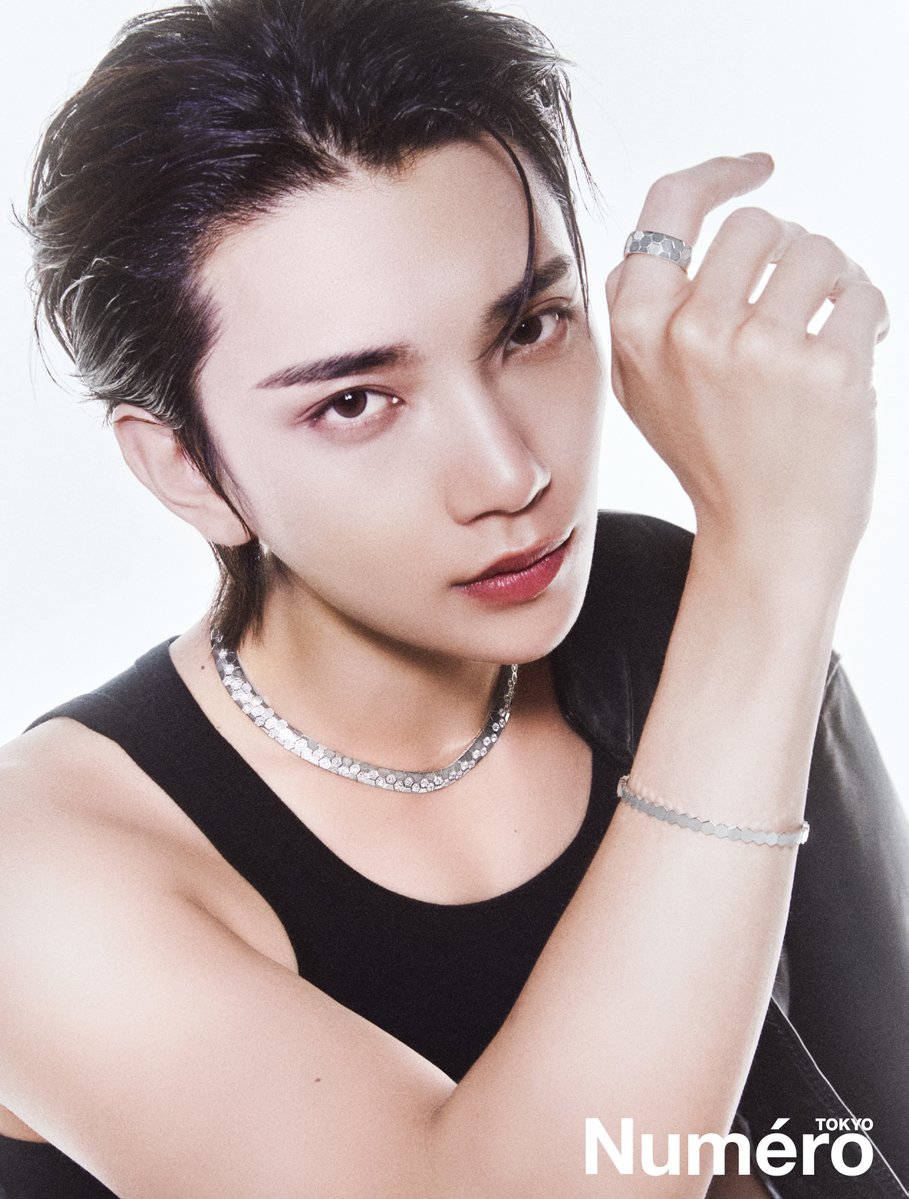 Chaumet's tweet photo. Bee de Chaumet graces the cover of @numerotokyo september issue, elegantly worn by @joshu_acoustic from the  K-pop boy group Seventeen.

Styling：Yuta Kotani @yutakotani_
Prop Styling：Woosun Hong, Suhyun Suh @soowooart
Hair：Jungho Lim @blow__jungho
Makeup：Gayeon Son @blow_gazini
Nail：Sehae Jung @subling_nail
Coordination：Shinhae Song, Sumin Seo @tano.international
Edit & Text : Hisako Yamazaki @hisakoyamazaki

#Chaumet #CelebritiesinChaumet #BeedeChaumet