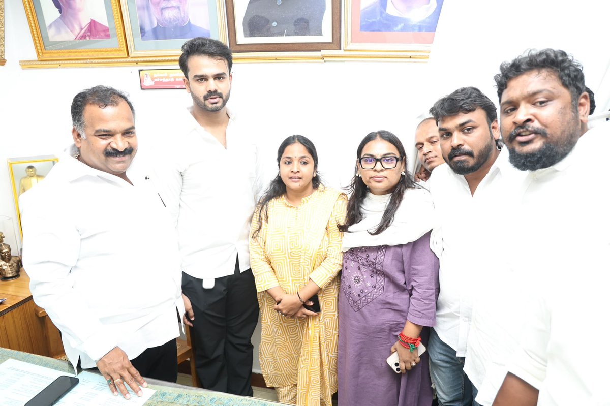 binish_iyc's tweet photo. தமிழ்நாடு காங்கிரஸ் கமிட்டி தலைவர் Manickam Tagore அவர்களுடன்.
Tamil Nadu Youth CongressIndian National Congress - Tamil Nadu https://t.co/5dSpppmkkb