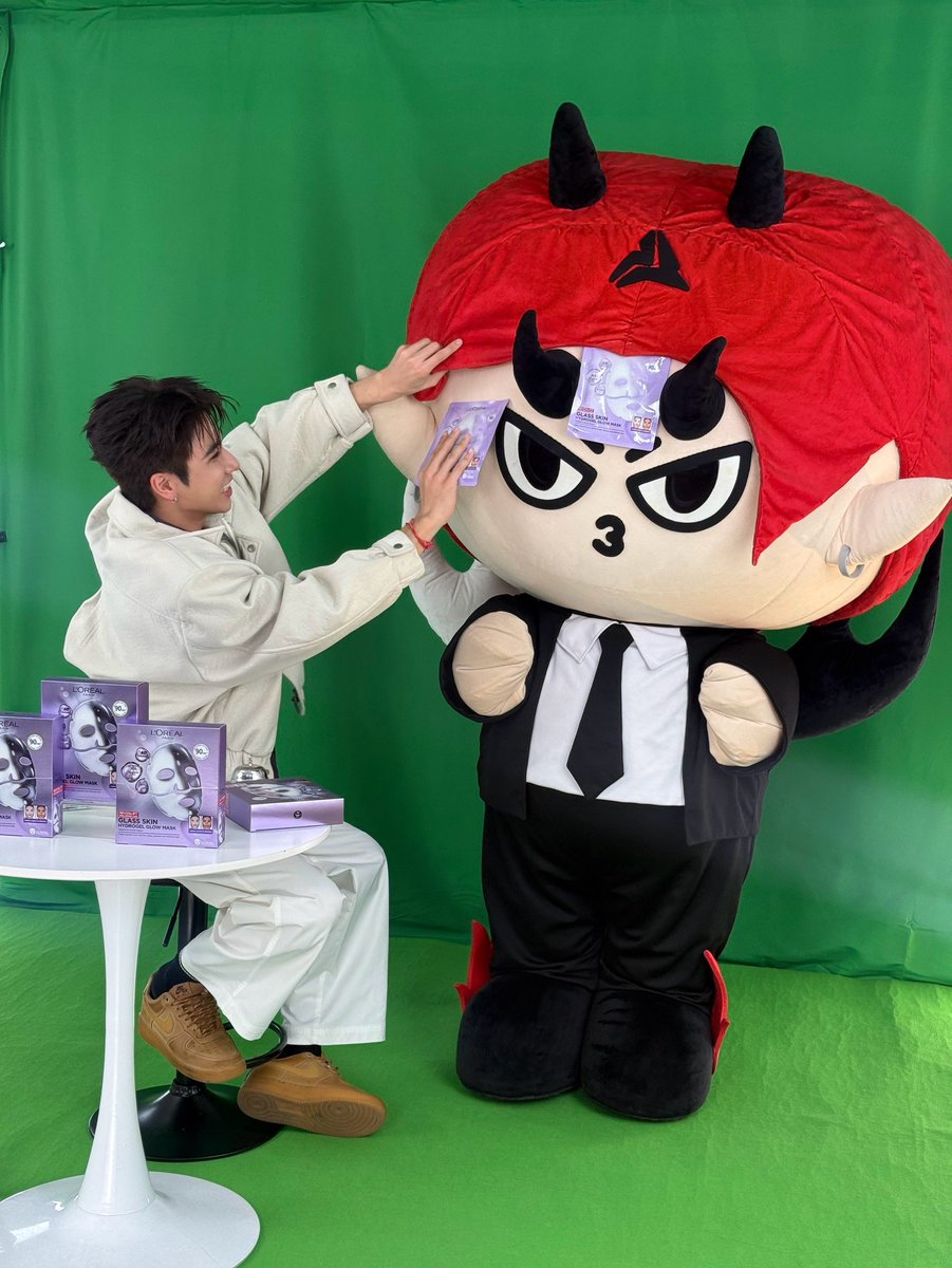 domiia_GMMTV's tweet photo. พ่กเด���ัสโต้มั่ยได้ติดแอค แต่แอคมันติดพรี่ อะแฮ่ม พ่กเราเท่รึมั่ย ❤️‍🔥

#LOrealHydrogelMaskxPerthDomiia #DAMIIA https://t.co/3UUudfH06N