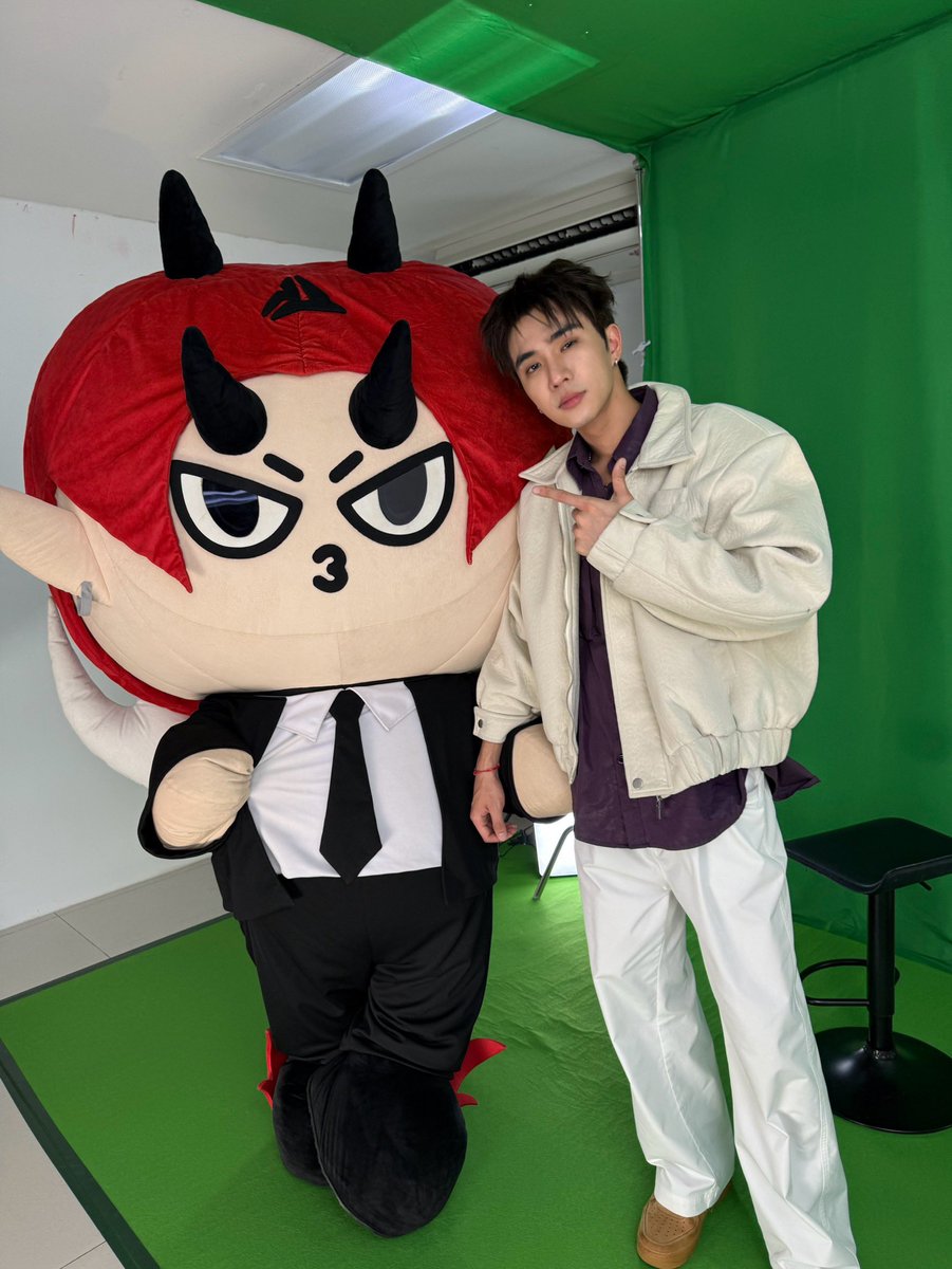 domiia_GMMTV's tweet photo. พ่กเด���ัสโต้มั่ยได้ติดแอค แต่แอคมันติดพรี่ อะแฮ่ม พ่กเราเท่รึมั่ย ❤️‍🔥

#LOrealHydrogelMaskxPerthDomiia #DAMIIA https://t.co/3UUudfH06N