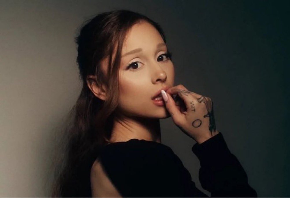 AGrandeSP's tweet photo. 🚨Ariana Grande habla sobre su decisión de tomarse un descanso de su carrera profesional:

"Básicamente, el anuncio que se hizo ayer no fue algo reactivo ni impulsivo, es algo que ya había decidido y planeado desde hace mucho tiempo, una decisión que tomé en silencio y desde un lugar de reflexión y fortaleza. Escuché que mis fans estaban preocupados porque pensaban que toda la negatividad estaba arruinando las cosas para mí, pero tengo que decir que no podría ser más al contrario. De verdad, no se trata de eso. Y quiero dejar algo muy claro: varias cosas pueden ser ciertas al mismo tiempo. Sí, hay que poner límites. Los seres humanos a veces necesitamos descansar. Y, al mismo tiempo, esta ha sido y seguirá siendo la experiencia más grande de mi vida profesional y creativa.

Sin importar todo el ruido que exista ahí fuera, nada podrá distorsionar mi realidad ni será jamás más real o más importante para mí que el amor que compartimos. 

Todo ese montón de mierda no me corresponde cargarlo, así que no lo cargo. Necesitaba salir aquí y diferenciarlo de mi verdad delante de todos vosotros, porque os quiero y esta gira ha sido la experiencia más sanadora, hermosa, transformadora, extraordinaria y especial de toda mi vida."