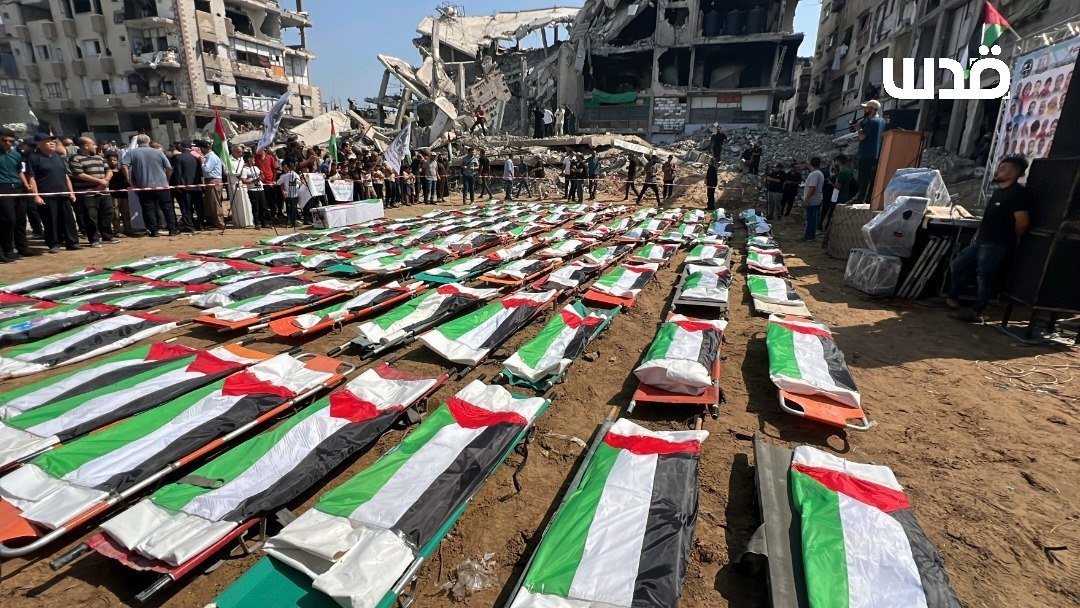 QudsNen's tweet photo. Funeral preparations are taking place in Gaza for 112 members of the Abu Sharia and Al-Hasayna families after their remains were retrieved from the site of a horrific Israeli attack that resulted in a bloodbath during the ongoing Israeli genocide. https://t.co/0QvL2xdBGH