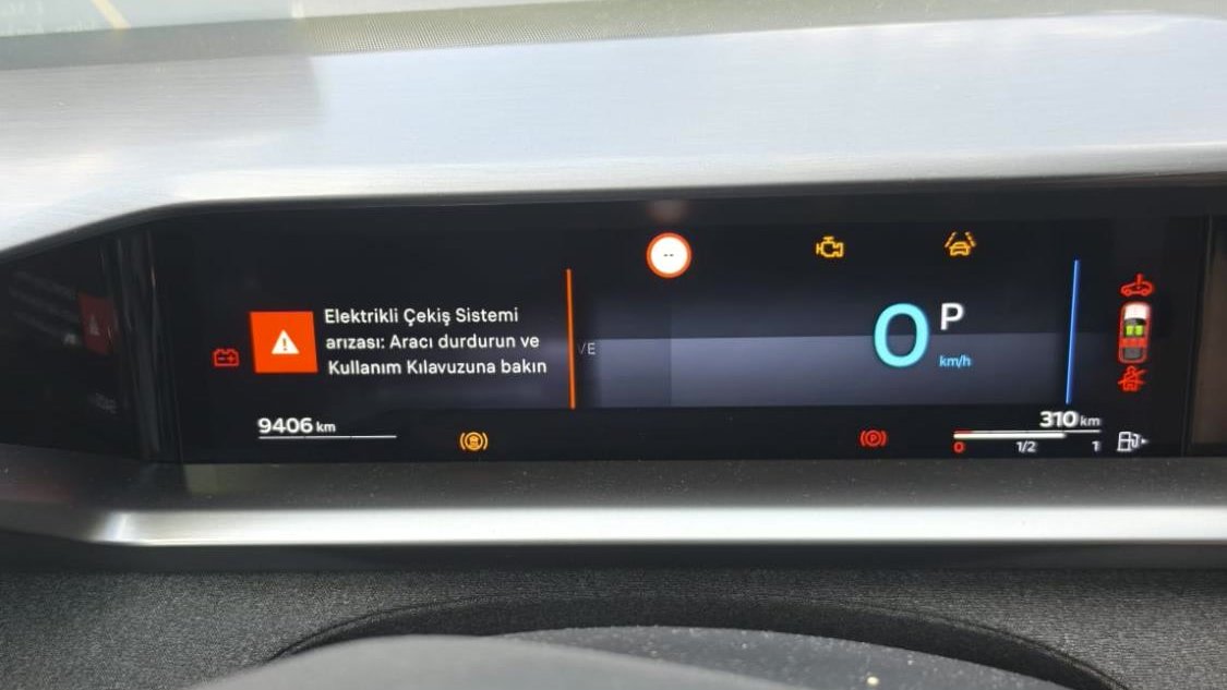 bahtiyarfilm's tweet photo. Bir sıfır Opel mağduriyeti daha. Bu araçların akıbeti ne olacak:

''24 Mayıs 2026 tarihinde Ankara bayisinden Opel Grandland marka sıfır araç satın aldım. Aracı iş için İstanbul’a giden oğlum kullanırken araç arıza verdi ve kendisi 4 gündür İstanbul’da mağdur durumda. Opel Yardım’ın yönlendirmesiyle araç Opel Gülan Yetkili Satış ve Servis’e teslim edildi ancak yaşadığımız süreçte hem servisin ilgisizliği hem de arızanın giderilememesi nedeniyle ciddi mağduriyet yaşıyoruz.

Araçta ekran tamamen gitti ve akülerin bittiği söylendi. Gösterge panelinde “Elektrikli Çekiş Sistemi arızası: Aracı durdurun ve Kullanım Kılavuzuna bakın” şeklinde uyarı çıkmasına rağmen servis net ve tatmin edici bir açıklama yapmadı. Bugün servise gidip durumu sert bir şekilde dile getirdiğimizde, pazartesi günü arıza ile ilgileneceklerini ve Fransa’dan haber beklediklerini söylediler. İki aylık bir aracın bu şekilde arıza vermesi, ardından günlerce teşhis ve onarım yapılamaması kabul edilebilir bir durum değil.

Araç serviste olmasına rağmen bu süre zarfında tarafımıza herhangi bir ikame araç da verilmedi. Oğlum hem işinden hem günlük yaşamından geri kalıyor, tüm bu süreçte müşteri olarak süslü cümlelerle oyalanıyoruz fakat somut hiçbir çözüm sunulmuyor.

İki aylık bir aracın bu şekilde ciddi arıza vermesi, arızanın günlerdir giderilememesi ve ikame araç sağlanmaması nedeniyle mağduriyetimin acilen giderilmesini, aracın arızasının kalıcı şekilde çözülmesini, onarım süresi boyunca da ikame araç tahsis edilmesini talep ediyorum. Ayrıca yaşadığım bu süreçle ilgili gerekli incelemenin yapılarak sorumlular hakkında da işlem başlatılmasını istiyorum.''