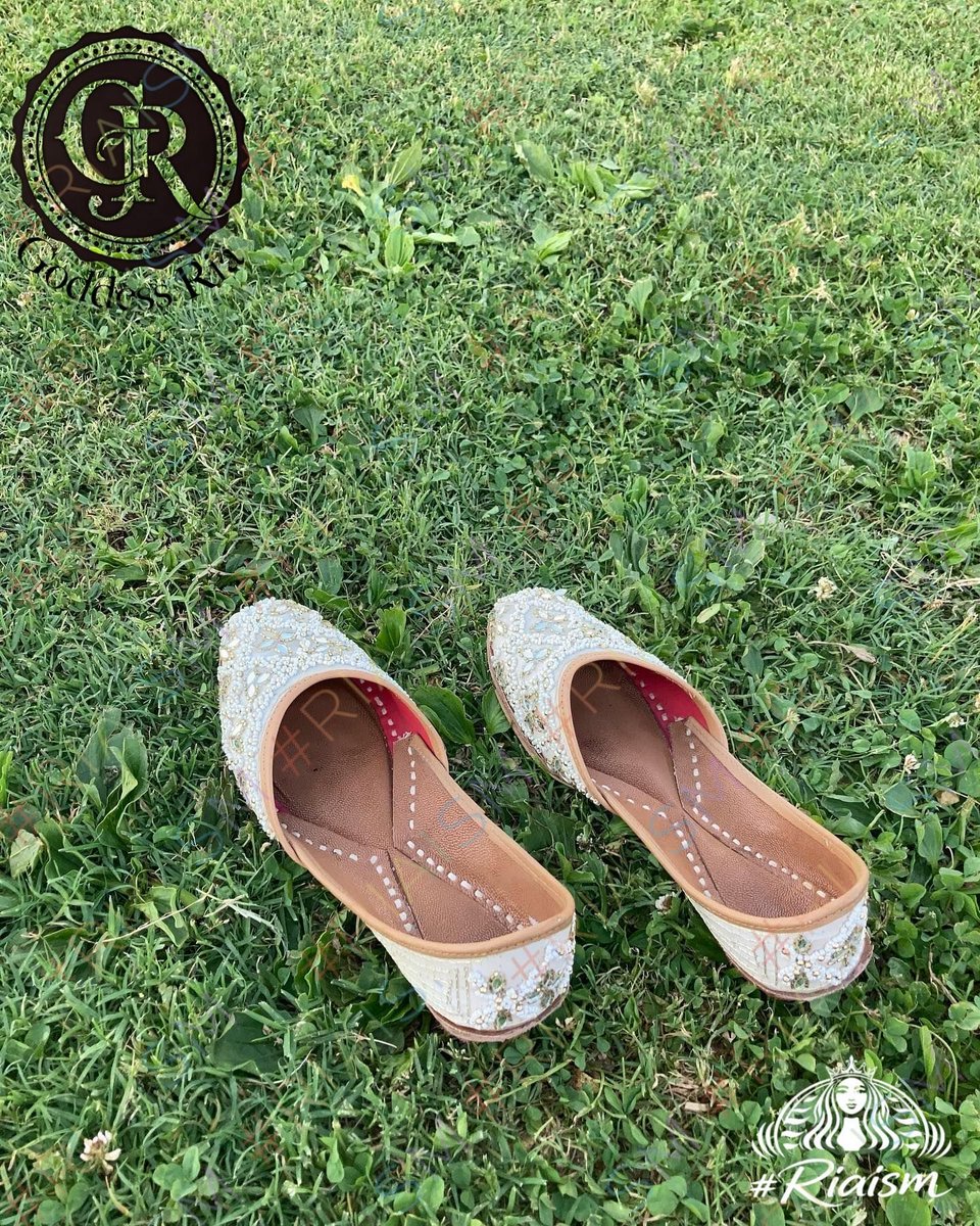 GoddessRia_30's tweet photo. Why are so many of u b€ta lo$er$ triggered by my worn Juttis ?
Even few $ubmissives who pass by me-  stare and blush like a de$perate piece of $h**t. 
U all wish u could sniff them, don’t u? 

Path€ti¢...
I know u are drooling watching it 😆

#Riaiam #GoddessRia #feetworship https://t.co/pmAT9cWY9C