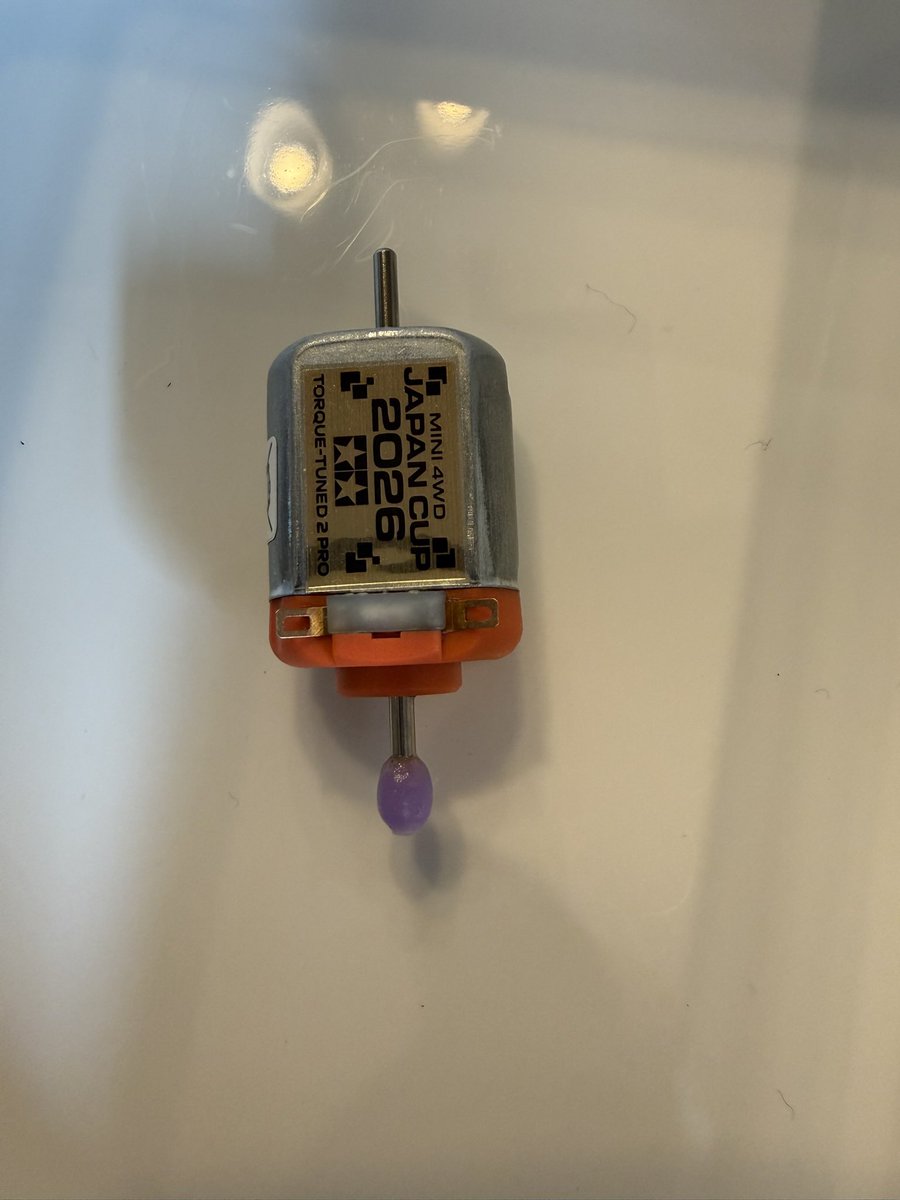 SUKA_YI's tweet photo. ミニ四駆有識者の方に問いたいのですが、
自分、初心者で、MSシャーシにトルクチューン2モーター入れたんですけど、5日ぶりに走らそうと思ったら、モーター死んでて、ピニオンギアがこんな状態に。
これは何が起こったのでしょう？
電池は抜いて保存してたんで、前回走行時に問題が？ https://t.co/LUYLyCJNv9