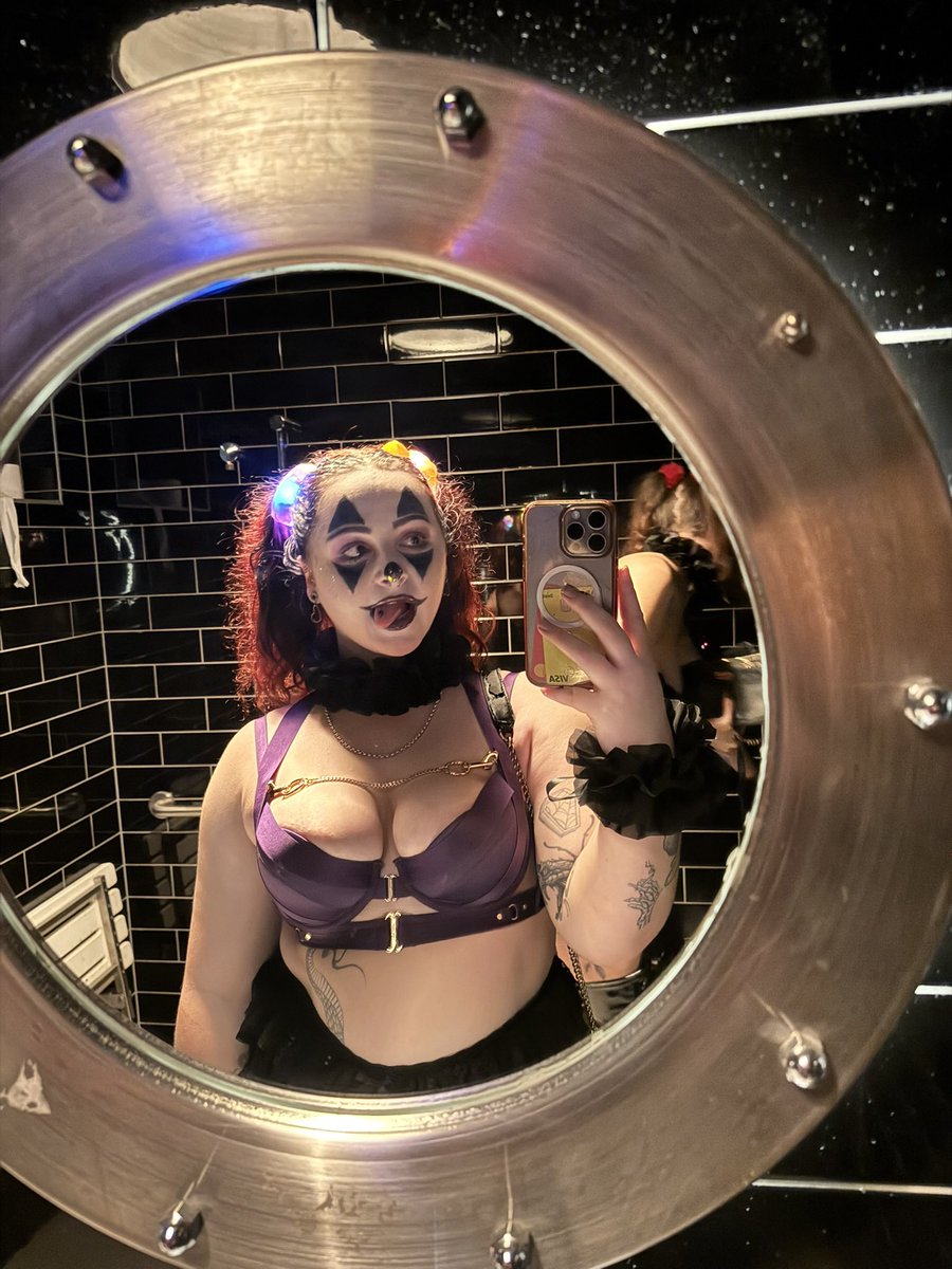 misstressquinn's tweet photo. Boo!! 
Send me $100 🤡

#findom #femdom #nzdomme https://t.co/9wzgpq5M4d