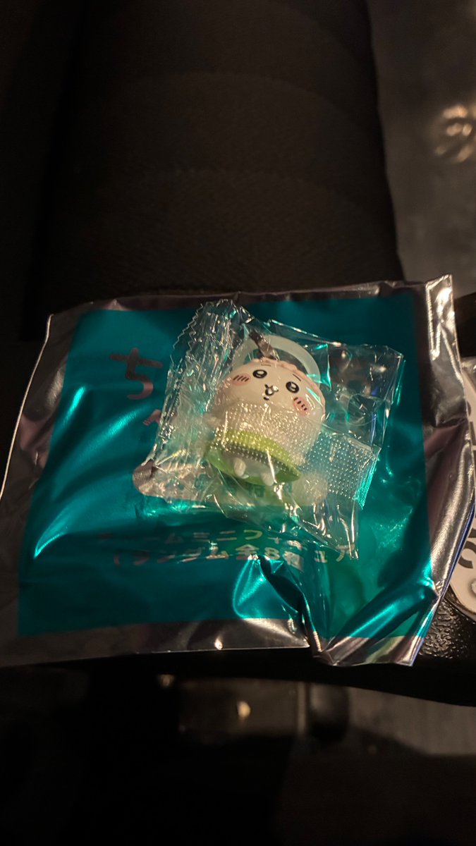 YuukiYuust122's tweet photo. またちいかわ見てきた
相場が上がっててこの目印アクセサリは3600円くらいが相場らしい
ウサギだと4200円
もはや映画館が金の湧きどころになってるw https://t.co/zst1BREp55