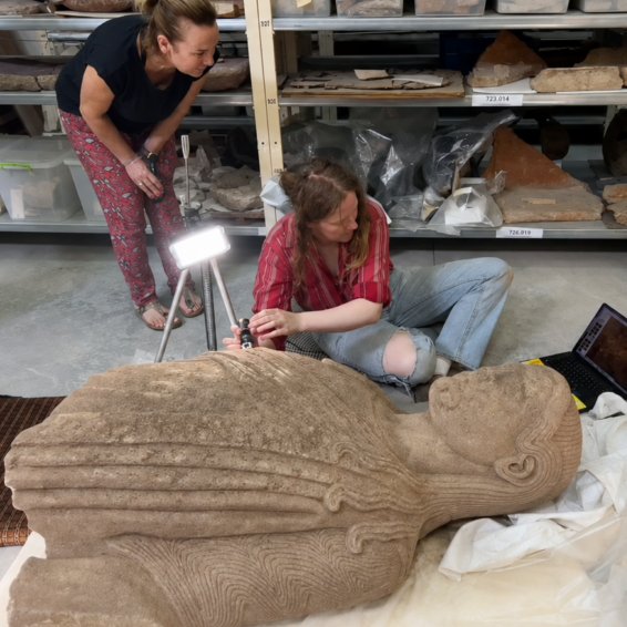HistoireOdyssee's tweet photo. Une gigantesque statue en marbre vieille d'environ 2 500 ans vient d'être mise au jour à Sardes, l'ancienne capitale de Lydie, en Turquie.

Haute de 2,20 mètres, elle représente un jeune homme et daterait du début du Ve siècle av. J.-C. Réemployée comme simple matériau de construction à l'époque romaine, elle était restée enfouie face contre terre pendant près de deux millénaires.

Les archéologues soulignent également l'originalité de sa tenue, qui mêle influences grecques et traditions lydiennes.

Une fois restaurée, la statue sera exposée au musée de Manisa.

Source : déclaration de Mehmet Nuri Ersoy, ministre turc de la Culture et du Tourisme, publiée sur les réseaux sociaux, ainsi que le ministère turc de la Culture et du Tourisme.