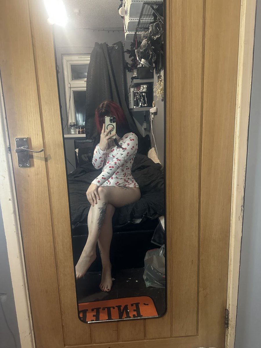 pixieblush32xo's tweet photo. @weeniestwee Keep staring... I dressed for the attention. https://t.co/4mFHaCBvY8