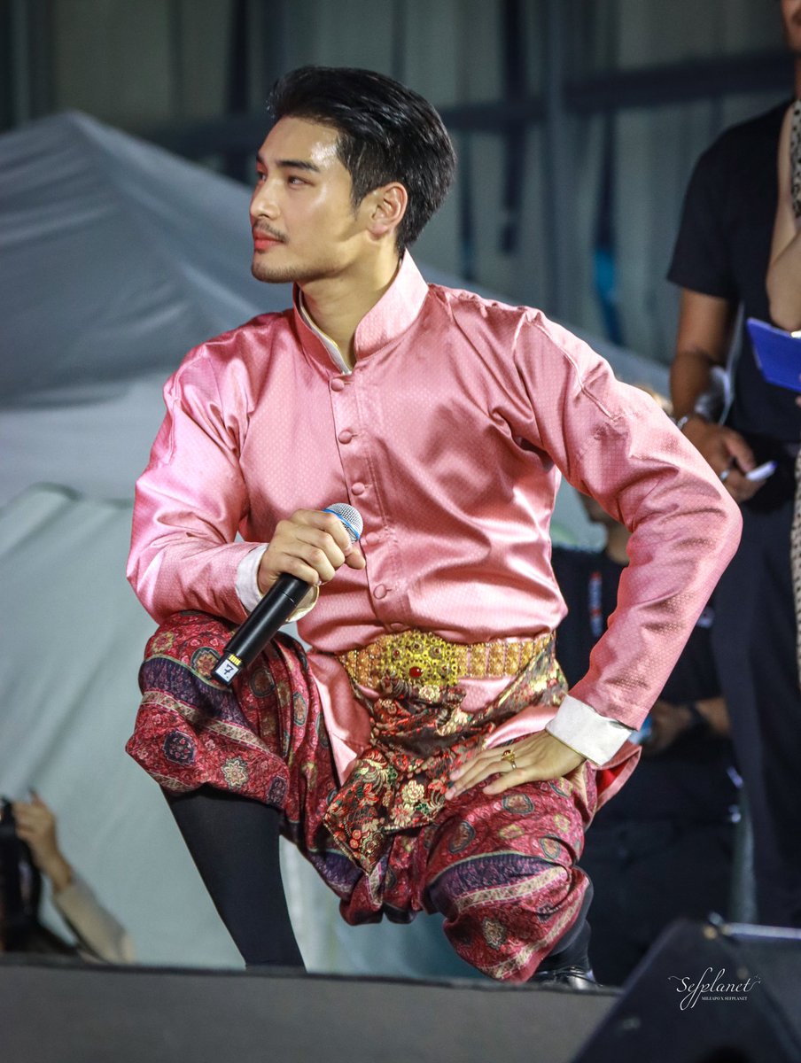 iamisus's tweet photo. เสียดายอีกอย่าง อาโปลุคชุดไทยไว้หนวด แค่ยืนเฉยๆในงานแถลง แฟนคลับแตกแตน ชาวเน็ตแตกตื่น จนเฟซบุ๊ก Asean Skyline เอาคลิปไปตัดลง ชุดไทยสร้างเรื่อง https://t.co/pUaFrnkbdb