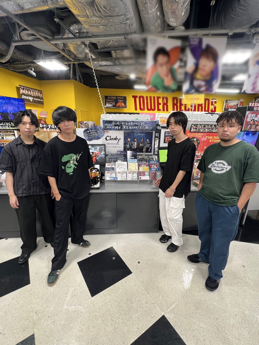TOWER_Ikebukuro's tweet photo. 【#Cloudy】

2nd Album『できるだけ感動の方へ』フラゲ日！
Cloudyの皆様がご来店…！
サインなど沢山書いていただきました！

そして8月度 #タワレコメン にも選出⭐️
おめでとうございます！

私たちに捧ぐ、人生応援ソング👍
是非ゲットしてみてください！（しの） https://t.co/iUEg7aOu7L