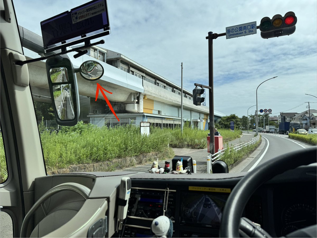 cyndiMPV's tweet photo. 敢えて出しますが

すり抜けてこんな所に止まる🛵
完全に死角
アンダーミラーではかろうじて見えてます
ちらっとヘルメットが見えて気付いたけど
最悪潰されてしまいますぜ😒 https://t.co/CYJZIjDJSq