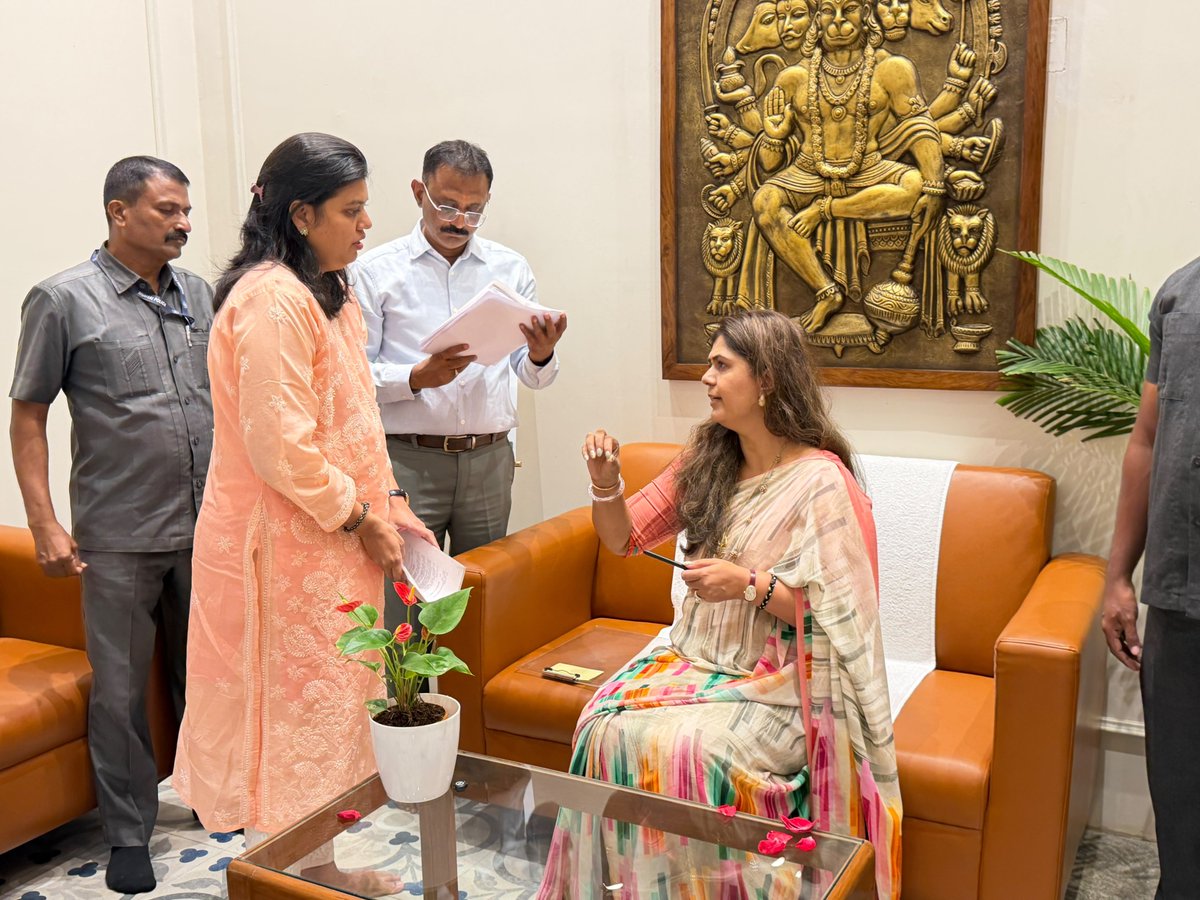 Pankajamunde's tweet photo. जनता दरबार, रामटेक !!
#JantaDarbar #Ramtek https://t.co/x6w7nerTvG