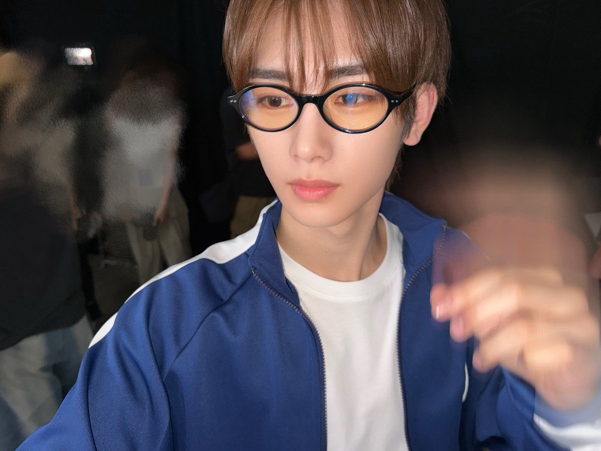 tS2zzz's tweet photo. 1은 사귀고싶고 2 3은 그냥중국잼민이. https://t.co/GPczOTx99t