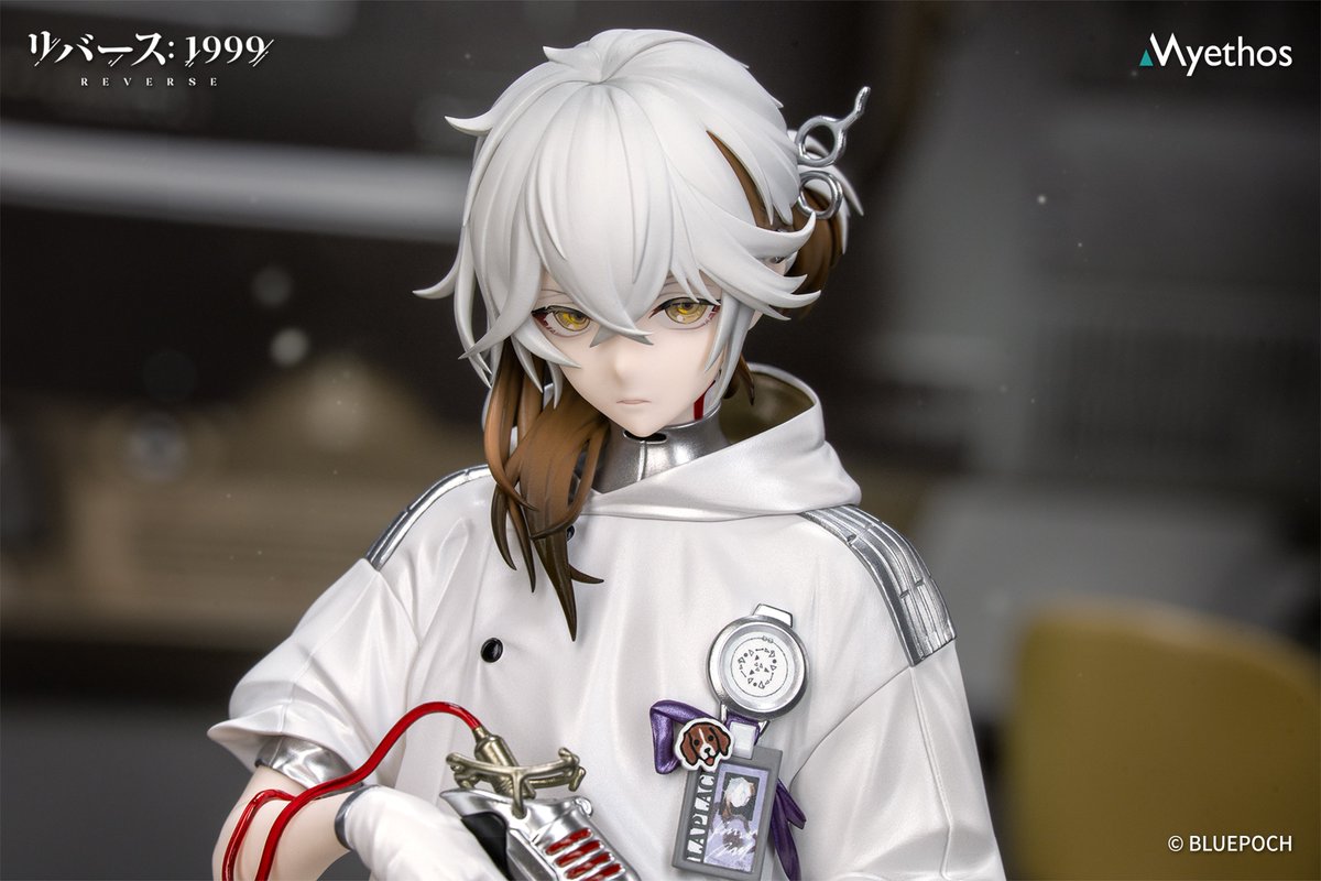 myethos_co's tweet photo. ＼情報解禁／
ゲーム『リバース：1999』より、Gift+シリーズの新作「メディスンポケット」がついに登場！

止血帯で束ねた乱れ髪、冷ややかな銀色に輝くビーグル0-1号、そしてパール調の外套。 エース破壊王としての奔放な気質を、細部まで表現しました。

続報をお楽しみに！

#リバース1999 #メディスンポケット
