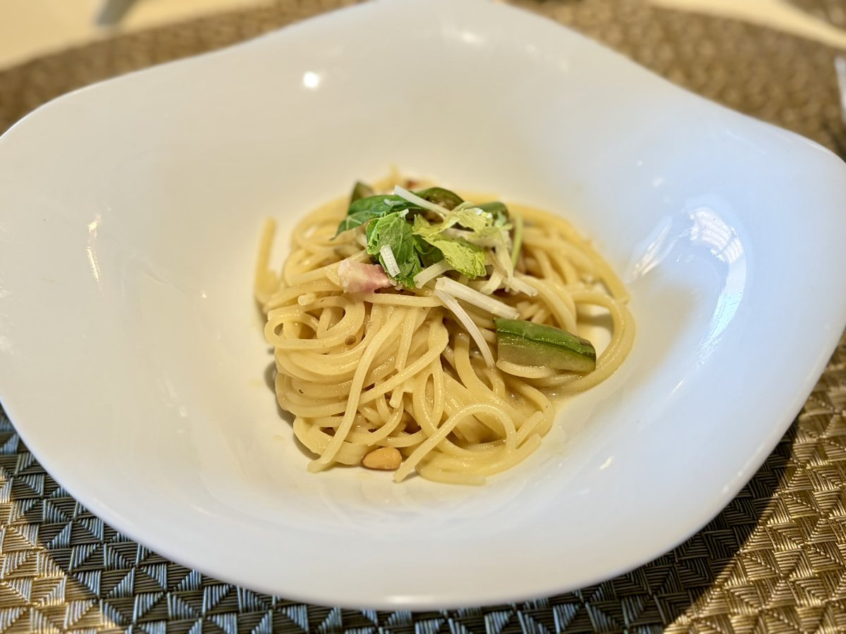 sddear1018's tweet photo. 母とミラコスタでランチをしました🍴
式後では初めて。
やっぱりとてもお料理美味しい〜😋 https://t.co/m1NYsw2vzS