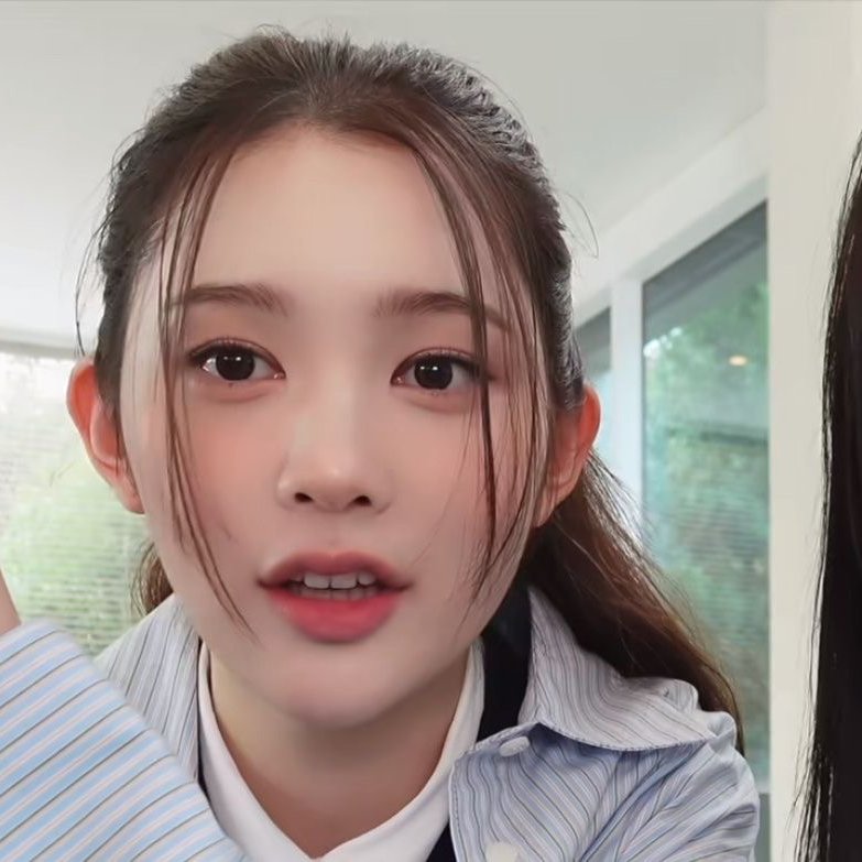 issnanana's tweet photo. 아고물 냐쥬...

39살 아홉수인 쥬랑 친구 딸래미 17살 숭
친구가 이혼한 뒤로 혼자 애 키우느라 프리랜서인 쥬가 대신해서 돌봐준 적 많을 것 같음 그 날도 마찬가지였어 위염때문에 응급실까지 다녀올 정도로 아프대 근데 출근해야해서 돌봐줄 사람이 없다고... 다 큰 자식 부탁하는 거 아닌데 이번 한 번만 봐주면 안되겠냐 해서 결국 온 쥬 상태보고 괜찮다 싶음 집에 갈 생각이었는데 방 안에 들어가니까 몰골이 말이 아니었음

윾나야 이모야 일어날 수 있겠어?

그 말이 겨우 눈을 뜬 숭이는 급하게 몸 일으키다 또 배가 아픈지 부여잡고 신음이나 뱉어 그에 쥬는 무리하지 말라면서 다시 눕히겠지

...엄마가 불렀어요?
응 너 간병 좀 해달래서
하여간 진짜... 쪽팔리게...
너 엄마한테 말 버릇이 그게 뭐야 쪽팔린다니 나한테 얼마나 사정사정 했는지 알아?
...
...아무튼 약 먹어야하지? 죽부터 먹자

숭이는 입맛 없다며 이불을 머리끝까지 올라서 얼굴을 가려 쥬는 그에 쓰읍! 거리는 소리만 내면서 이불을 단숨에 끌어내릴 거야
숭의 두 뺨이 잔뜩 달아올라있어 그게 아파서인지 민망해서인지 분간이 되지 않았어 아마 반반이었을 거야 왜냐면 숭이는 오래 전부터 쥬를 좋아해왔거든 매번 일로 바쁜 엄마 대신 자신이 돌봐주곤 했는데, 결핍을 채워주는 사람이라 그런지 자꾸만 감정이 갔나봐 쥬를 보면 엄마한테도 안부리는 어리광을 부리며 안기고 싶었을 거야 지금도 마찬가지로 죽이고 자시고 다 모르겠고 아프니까 우선 안아주고 시작하길 바랐어 하지만 또 멋있어보이고 싶고 아픈 모습따위 보이고 싶지 않은 마음이 죄다 뒤섞여서 곤란한 숭이었어

그러거나 말거나 쥬의 마음은 단 한가지 였어 이 친구를 당장 일으켜 세워서 밥부터 멕인다 그 다음 약을 먹인다 쥬는 숭의 팔을 끌어 일으켜세우더니 오면서 사온 죽을 입에 앞에 갖다대 먹으라고 재촉했지만 굳게 닫힌 입을 열 생각조차 없던 숭이야

야!

화들짝 놀란 숭은 눈만 껌뻑이다 순순히 죽을 먹을 거야 그제야 만족스럽게 웃던 쥬는 땀때문에 엉킨 숭의 머리칼을 넘겨줘

너 아프지 말라고 주는 건데 왜 자꾸 그래
...
이모 속상하게 할 거야?
...아뇨
좋아한다며 그럼 말 잘 들어야지 그치?

숭은 얼굴을 푹 숙이더니 아예 고개를 돌려 작년에 했던 미친짓이 갑자기 떠올라 그땐 고열로 한참 고생했었는데 갑자기 옷을 죄다 벗기며 찬물샤워 시킬라는 거 막아세우곤 고백을 했었어

이모 저 이모 좋아하니까 이제 함부로 옷 벗기지 마요
뭐?
부끄러우니까 그러지 말라구요...

헤롱한 정신으로 겨우 말한 뒤 그대로 제자리에 쓰러진 탓에 쥬의 대답을 듣지 못했어 눈을 떴을 땐 응급실이었고 곁에 엄마가 있는 탓에 대화조차 할 수 없었을 거야 그 뒤로 없던 일처럼 굴던 쥬였는데 갑자기 이렇게 언급하니 곤란한 숭이었어

아, 아니
왜
그렇게 언급하는게 어디있어요...!
그니까 죽 제대로 먹어

쥬는 그가 더 뭐라하기 전에 한 숟가락 뜬 죽을 입에 욱여넣어 그에 아무말 못하고 먹기만 하겠지

이모
응
...엄마한테 얘기했어요?
너네 엄마가 알면 뒷목잡고 쓰러져
...
근데 어떻게 말해
...엄마가 걱정돼서 그런거네요
...
이모한테 저는 안중에도 없죠?
...
지금도 엄마가 부탁해서 온거고...
내가 너 걱정하고 좋아하면 그거 범죄야
...제가 괜찮다는데 뭐가,
너 기저귀 갈때부터 봐왔는데 내가 어떻게 널...!

조금 격양된 얼굴로 쳐다보다 이내 한숨 쉬더니 됐다됐어 죽이나 먹고 약 먹어 하면서 방을 나서
부엌에 선 쥬는 역시나 오는 게 아니었다며 후회했어 한동안 안봤으니까 좀 괜찮아졌을 줄 알았는데 웬걸 아직도 본인만 보면 얼굴을 붉히는 그에 고민이 많아졌을 거야

사실은 쥬도 조금 흔들려 요즘 일만 하느라 연애 결혼따위는 물 건너갔고, 누굴 나서서 만나질 않으니 사람이 고프기도 하고... 그렇다고 고등학생한테 맘을 주는 건 범죄라며 세뇌하다가도 익숙한 그의 곁에 있음 의지가 돼서 맘이 복잡했을 거야

나이를 먹으니 예측불가 설렘보단 안정적인 편함이 좋았어 그렇다고 너무 편하면 지루했고 이런 내숭 가득한 마음을 충족할 사람은 오로지 숭이 밖에 없었어 애라서 예측불가한 행동만 하는데 그게 전부 투명해서 눈에 보이니까 어려울 게 있나

이모
응?
죄송해요...

큰소리 좀 냈다고 풀이 죽어서 눈치나 보는 숭에 마른세수만 해 저럴 줄 알았거든 본인 밖에 몰라서 조금만 내치면 자아없이 낑낑거리는 그가 귀엽다가도 죄책감과 배덕감이 단전에서부터 끌어올라 괴로웠어 쥬는 그를 외면해 더 위험한 짓을 하기 전에 말이야

제가 노력할게요

연하 애인같은 대사나 읊는 그에 웃음이 픽 났어 뭘 노력할 건데? 쥬는 그를 응시하며 물어

나 좋아하지 마 그럼
...
다른 건 다 됐고 그것만 열심히 노력하면 돼

본인이 무자비한 걸 알면서도 어쩔 수 없었어
사랑이라는 이유로 덤벼들기엔 감당해야할게 많았거든 10년지기 절친, 사회적 시선, 회사 등 그깟 사랑이 뭐라고 그걸 다 포기해 맨날 직장 내 불륜, 성인미자 연애를 보며 혀를 차던 쥬가 어떻게 흑심을 인정하겠어 절대 못하지
하지만 장담할 수록 쥬의 마음은 자꾸만 샛길로 빠져 아무도 모르게 사귀면 되는 거 아닌가? 금단의 사랑이 잘못된 거라면 신화 속 인물들은 왜 그렇게 금기를 넘어선 건가

쥬는 긴 고민 끝에 한숨을 깊게 쉬며 숭이를 주시해 위에서부터 아래까지 훑어내더니 말을 이어

대외적으로 오해 안 사게 말이야
...네?
다른 건 생각해볼게

본인이 하고도 난감하던 쥬였어 도대체 내가 무슨 말을 한 거지 숭의 안광이 비치자 한 공간에 있다간 큰일을 짐작한 쥬였어 재빠르게 짐을 챙겨 현관으로 나서

...나 일 있어서 먼저 간다? 약 먹고 다 나으면 연락해

숭의 순수하고 맹목적인 시선을 못 견디고 도망쳐버려 재가 되어가던 어린 애 마음에 화염병을 던진 걸 쥬는 알까 숭은 요란한 심장박동과 아드레날린 때문에 모든 통증이 사라진 것만 같았어