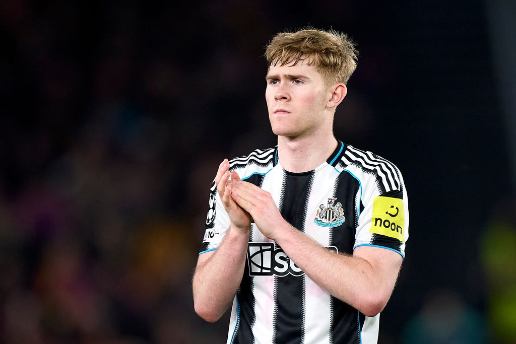UnitedStandMUFC's tweet photo. 🚨 #MUFC could now prioritise strengthening at left-back instead of adding another midfielder.

Lewis Hall is highly admired by the club, but a deal is viewed as extremely difficult, with Newcastle privately insisting the 21-year-old is not for sale. 

[@TheAthleticFC, @lauriewhitwell]