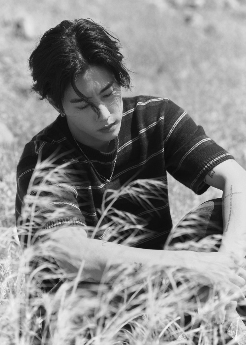 PRSocietyNews's tweet photo. MARK TUAN เปิดบทใหม่ในปี 2026 ส่งซิงเกิลใหม่ “Alone” ถ่ายทอดความเปราะบางผ่านงานดนตรีที่ลึกซึ้งกว่าเดิม

#ALONE 
#MarkTuan #마크

https://t.co/LL8NIDh4rI 
 
MARK TUAN (มาร์ค ต้วน) ศิลปินระดับโลก กลับมาอีกครั้งกับซิงเกิลใหม่ “Alone” ผลงานแรกของปี 2026 ซึ่งถือเป็นจุดเริ่มต้นของบทใหม่ในเส้นทางการเป็นศิลปินของเขา
 
หลังจากปล่อย EP Silhouette ที่เผยให้เห็นตัวตนของ Mark ในมุมที่จริงใจและไม่ผ่านการปรุงแต่ง ซิงเกิล “Alone” ก็พาผู้ฟังดำดิ่งสู่ความรู้สึกที่ลึกซึ้งกว่าเดิม โดยถ่ายทอดอารมณ์ที่เกิดขึ้นในช่วงเวลาที่ทุกอย่างเงียบลง ไม่ว่าจะเป็นความคิดมาก ความโดดเดี่ยว ความกระสับกระส่าย หรือความรู้สึกที่แปรเปลี่ยนไปมาเมื่ออยู่กับตัวเอง
 
ตลอดปีที่ผ่านมา Mark มุ่งมั่นพัฒนาทั้งตัวเองและฝีมือทางดนตรีอย่างต่อเนื่อง พร้อมตั้งใจผลักดันขอบเขตทางดนตรีของตัวเองให้ก้าวไปอีกขั้นด้วยการออกจากพื้นที่ที่คุ้นเคย และทดลองถ่ายทอดเรื่องราวผ่านมุมมองที่ใกล้ชิดและเปี่ยมไปด้วยอารมณ์มากขึ้น ระหว่างการค้นหาตัวตนในฐานะศิลปิน เขาเลือกใช้เวลาในการขัดเกลาและพัฒนาแนวทางดนตรีของตัวเอง เพื่อให้ทุกบทเพลงเติบโตขึ้นอย่างเป็นธรรมชาติ มีเป้าหมาย และเต็มไปด้วยความรู้สึก
 
ในด้านดนตรี “Alone” ถือเป็นอีกก้าวสำคัญของ Mark ด้วยซาวด์ R&B ที่ล่องลอยและมีบรรยากาศชวนดื่มด่ำ ผสานเสียงประสานที่ซับซ้อนและเมโลดี้ที่เปี่ยมด้วยอารมณ์ ถ่ายทอดแนวดนตรีรูปแบบใหม่ของเขาได้อย่างชัดเจน รายละเอียดของการร้องและเลเยอร์เสียงที่ถูกออกแบบอย่างประณีต ช่วยสะท้อนความซับซ้อนของอารมณ์และความคิดที่เกิดขึ้นในช่วงเวลาแห่งความโดดเดี่ยวได้อย่างลึกซึ้ง
 
เบื้องหลังการสร้างสรรค์เพลงนี้ยังได้ Tone Stith นักร้องและนักแต่งเพลงชื่อดังมาร่วมเขียนเพลง ซึ่งนับเป็นศิลปินที่ Mark ชื่นชมเขาทั้งในด้านการแต่งเพลงและสไตล์การร้องมาโดยตลอด ขณะที่งานโปรดักชันได้ Peyote โปรดิวเซอร์ผู้มีผลงานล่าสุดในอัลบั้ม Alligator Bites Never Heal ของ Doechii ซึ่งเป็นหนึ่งในอัลบั้มที่สร้างแรงบันดาลใจให้กับ Mark ระหว่างกำหนดทิศทางของผลงานชุดใหม่นี้
 
“Alone” พูดถึงความขัดแย้งระหว่างการพยายามหลีกหนีความรู้สึกกับความโดดเดี่ยว ไม่ว่าจะเป็นการขับรถยามค่ำคืนไปจนถึงความคิดที่วนเวียน บทเพลงถ่ายทอดความรู้สึกของการพยายามหนีจากความคิดของตัวเอง พร้อมกับค้นหาความสบายใจและการเชื่อมโยงกับใครสักคน แทนที่จะปกปิดความรู้สึกเหล่านั้น Mark เลือกเปิดเผยออกมาอย่างตรงไปตรงมา พร้อมชวนผู้ฟังให้ได้สัมผัสตัวตนที่เปราะบางและความเป็นมนุษย์มากกว่าที่เคย
 
การกลับมาครั้งนี้ยังตอกย้ำพัฒนาการของ Mark Tuan ในฐานะศิลปินที่ถ่ายทอดเรื่องราวผ่านอารมณ์ที่ลึกซึ้ง พร้อมทดลองแนวทางดนตรีใหม่ ๆ อย่างต่อเนื่อง พร้อมเปิดประตูสู่บทใหม่ของการสร้างสรรค์ผลงาน โดยสามารถฟังเพลง “Alone” ได้แล้ววันนี้ผ่านทุกสตรีมมิงแพลตฟอร์ม
 
เกี่ยวกับ Mark Tuan
Mark Tuan (มาร์ค ต้วน) ศิลปินระดับโลกและสมาชิกวง GOT7 ที่เดบิวต์ในปี 2014 สั่งสมชื่อเสียงในฐานะแร็ปเปอร์ นักร้อง นักเต้น และนักแต่งเพลง หลังกลับไปยังลอสแอนเจลิสในปี 2021 เขาได้เริ่มต้นเส้นทางศิลปินเดี่ยว พร้อมขยายฐานผู้ฟังสู่ตลาดดนตรีในระดับนานาชาติ

นับตั้งแต่นั้น Mark มียอดสตรีมทั่วโลกสะสมกว่า 387 ล้านครั้ง พร้อมปล่อยผลงานทั้งอัลบั้มเต็ม มินิอัลบั้ม และดิจิทัลซิงเกิลอย่างต่อเนื่อง อัลบั้ม the other side ที่วางจำหน่ายในปี 2022 ส่งให้ซิงเกิล “Last Breath” ขึ้นอันดับ 1 บนชาร์ต iTunes ในกว่า 25 ประเทศ และทำสถิติสูงสุดที่อันดับ 11 บนชาร์ต Billboard Hot Trending Songs นอกจากนี้ เขายังร่วมร้องเพลงประกอบภาพยนตร์ของ Marvel เรื่อง Shang-Chi and the Legend of the Ten Rings ร่วมกับศิลปิน BIBI

ต่อยอดความสำเร็จดังกล่าว Mark ได้จัดทัวร์เดี่ยวครั้งแรกของเขา โดยบัตรเข้าชม Sold-out ในหลายเมืองทั่วอเมริกาเหนือ อเมริกาใต้ และเอเชีย ตอกย้ำความนิยมและศักยภาพในฐานะศิลปินที่สามารถดึงดูดผู้ชมได้ในระดับโลก

ในปี 2025 เขาปล่อยมินิอัลบั้มชุดที่สอง Silhouette ถ่ายทอดเอกลักษณ์ทางดนตรีแนวอัลต์ป็อป (Alt-pop) ที่โดดเด่นยิ่งขึ้น ผ่านการผสมผสานระหว่างอัลเทอร์เนทีฟร็อกและการเล่าเรื่องที่สะท้อนความรู้สึกภายในอย่างลึกซึ้ง จากนั้นจึงเดินหน้าจัดทัวร์แฟนคอน “Silhouette: The Shape of You” ครอบคลุม 7 เมืองในจีนแผ่นดินใหญ่ มาเก๊า ไทเป และกรุงเทพฯ โดยการแสดงที่กรุงเทพฯ จัดขึ้นต่อเนื่องถึง 2 รอบ

นอกเหนือจากผลงานด้านดนตรี Mark ยังคงมีบทบาทโดดเด่นในวงการแฟชั่นและสื่อระดับโลก ด้วยการเข้าร่วมงาน Paris Fashion Week และการปรากฏตัวในสื่อชั้นนำระดับนานาชาติอย่างต่อเนื่อง

Photo credit: DNA