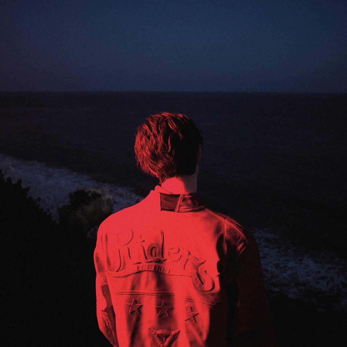 PRSocietyNews's tweet photo. MARK TUAN เปิดบทใหม่ในปี 2026 ส่งซิงเกิลใหม่ “Alone” ถ่ายทอดความเปราะบางผ่านงานดนตรีที่ลึกซึ้งกว่าเดิม

#ALONE 
#MarkTuan #마크

https://t.co/LL8NIDh4rI 
 
MARK TUAN (มาร์ค ต้วน) ศิลปินระดับโลก กลับมาอีกครั้งกับซิงเกิลใหม่ “Alone” ผลงานแรกของปี 2026 ซึ่งถือเป็นจุดเริ่มต้นของบทใหม่ในเส้นทางการเป็นศิลปินของเขา
 
หลังจากปล่อย EP Silhouette ที่เผยให้เห็นตัวตนของ Mark ในมุมที่จริงใจและไม่ผ่านการปรุงแต่ง ซิงเกิล “Alone” ก็พาผู้ฟังดำดิ่งสู่ความรู้สึกที่ลึกซึ้งกว่าเดิม โดยถ่ายทอดอารมณ์ที่เกิดขึ้นในช่วงเวลาที่ทุกอย่างเงียบลง ไม่ว่าจะเป็นความคิดมาก ความโดดเดี่ยว ความกระสับกระส่าย หรือความรู้สึกที่แปรเปลี่ยนไปมาเมื่ออยู่กับตัวเอง
 
ตลอดปีที่ผ่านมา Mark มุ่งมั่นพัฒนาทั้งตัวเองและฝีมือทางดนตรีอย่างต่อเนื่อง พร้อมตั้งใจผลักดันขอบเขตทางดนตรีของตัวเองให้ก้าวไปอีกขั้นด้วยการออกจากพื้นที่ที่คุ้นเคย และทดลองถ่ายทอดเรื่องราวผ่านมุมมองที่ใกล้ชิดและเปี่ยมไปด้วยอารมณ์มากขึ้น ระหว่างการค้นหาตัวตนในฐานะศิลปิน เขาเลือกใช้เวลาในการขัดเกลาและพัฒนาแนวทางดนตรีของตัวเอง เพื่อให้ทุกบทเพลงเติบโตขึ้นอย่างเป็นธรรมชาติ มีเป้าหมาย และเต็มไปด้วยความรู้สึก
 
ในด้านดนตรี “Alone” ถือเป็นอีกก้าวสำคัญของ Mark ด้วยซาวด์ R&B ที่ล่องลอยและมีบรรยากาศชวนดื่มด่ำ ผสานเสียงประสานที่ซับซ้อนและเมโลดี้ที่เปี่ยมด้วยอารมณ์ ถ่ายทอดแนวดนตรีรูปแบบใหม่ของเขาได้อย่างชัดเจน รายละเอียดของการร้องและเลเยอร์เสียงที่ถูกออกแบบอย่างประณีต ช่วยสะท้อนความซับซ้อนของอารมณ์และความคิดที่เกิดขึ้นในช่วงเวลาแห่งความโดดเดี่ยวได้อย่างลึกซึ้ง
 
เบื้องหลังการสร้างสรรค์เพลงนี้ยังได้ Tone Stith นักร้องและนักแต่งเพลงชื่อดังมาร่วมเขียนเพลง ซึ่งนับเป็นศิลปินที่ Mark ชื่นชมเขาทั้งในด้านการแต่งเพลงและสไตล์การร้องมาโดยตลอด ขณะที่งานโปรดักชันได้ Peyote โปรดิวเซอร์ผู้มีผลงานล่าสุดในอัลบั้ม Alligator Bites Never Heal ของ Doechii ซึ่งเป็นหนึ่งในอัลบั้มที่สร้างแรงบันดาลใจให้กับ Mark ระหว่างกำหนดทิศทางของผลงานชุดใหม่นี้
 
“Alone” พูดถึงความขัดแย้งระหว่างการพยายามหลีกหนีความรู้สึกกับความโดดเดี่ยว ไม่ว่าจะเป็นการขับรถยามค่ำคืนไปจนถึงความคิดที่วนเวียน บทเพลงถ่ายทอดความรู้สึกของการพยายามหนีจากความคิดของตัวเอง พร้อมกับค้นหาความสบายใจและการเชื่อมโยงกับใครสักคน แทนที่จะปกปิดความรู้สึกเหล่านั้น Mark เลือกเปิดเผยออกมาอย่างตรงไปตรงมา พร้อมชวนผู้ฟังให้ได้สัมผัสตัวตนที่เปราะบางและความเป็นมนุษย์มากกว่าที่เคย
 
การกลับมาครั้งนี้ยังตอกย้ำพัฒนาการของ Mark Tuan ในฐานะศิลปินที่ถ่ายทอดเรื่องราวผ่านอารมณ์ที่ลึกซึ้ง พร้อมทดลองแนวทางดนตรีใหม่ ๆ อย่างต่อเนื่อง พร้อมเปิดประตูสู่บทใหม่ของการสร้างสรรค์ผลงาน โดยสามารถฟังเพลง “Alone” ได้แล้ววันนี้ผ่านทุกสตรีมมิงแพลตฟอร์ม
 
เกี่ยวกับ Mark Tuan
Mark Tuan (มาร์ค ต้วน) ศิลปินระดับโลกและสมาชิกวง GOT7 ที่เดบิวต์ในปี 2014 สั่งสมชื่อเสียงในฐานะแร็ปเปอร์ นักร้อง นักเต้น และนักแต่งเพลง หลังกลับไปยังลอสแอนเจลิสในปี 2021 เขาได้เริ่มต้นเส้นทางศิลปินเดี่ยว พร้อมขยายฐานผู้ฟังสู่ตลาดดนตรีในระดับนานาชาติ

นับตั้งแต่นั้น Mark มียอดสตรีมทั่วโลกสะสมกว่า 387 ล้านครั้ง พร้อมปล่อยผลงานทั้งอัลบั้มเต็ม มินิอัลบั้ม และดิจิทัลซิงเกิลอย่างต่อเนื่อง อัลบั้ม the other side ที่วางจำหน่ายในปี 2022 ส่งให้ซิงเกิล “Last Breath” ขึ้นอันดับ 1 บนชาร์ต iTunes ในกว่า 25 ประเทศ และทำสถิติสูงสุดที่อันดับ 11 บนชาร์ต Billboard Hot Trending Songs นอกจากนี้ เขายังร่วมร้องเพลงประกอบภาพยนตร์ของ Marvel เรื่อง Shang-Chi and the Legend of the Ten Rings ร่วมกับศิลปิน BIBI

ต่อยอดความสำเร็จดังกล่าว Mark ได้จัดทัวร์เดี่ยวครั้งแรกของเขา โดยบัตรเข้าชม Sold-out ในหลายเมืองทั่วอเมริกาเหนือ อเมริกาใต้ และเอเชีย ตอกย้ำความนิยมและศักยภาพในฐานะศิลปินที่สามารถดึงดูดผู้ชมได้ในระดับโลก

ในปี 2025 เขาปล่อยมินิอัลบั้มชุดที่สอง Silhouette ถ่ายทอดเอกลักษณ์ทางดนตรีแนวอัลต์ป็อป (Alt-pop) ที่โดดเด่นยิ่งขึ้น ผ่านการผสมผสานระหว่างอัลเทอร์เนทีฟร็อกและการเล่าเรื่องที่สะท้อนความรู้สึกภายในอย่างลึกซึ้ง จากนั้นจึงเดินหน้าจัดทัวร์แฟนคอน “Silhouette: The Shape of You” ครอบคลุม 7 เมืองในจีนแผ่นดินใหญ่ มาเก๊า ไทเป และกรุงเทพฯ โดยการแสดงที่กรุงเทพฯ จัดขึ้นต่อเนื่องถึง 2 รอบ

นอกเหนือจากผลงานด้านดนตรี Mark ยังคงมีบทบาทโดดเด่นในวงการแฟชั่นและสื่อระดับโลก ด้วยการเข้าร่วมงาน Paris Fashion Week และการปรากฏตัวในสื่อชั้นนำระดับนานาชาติอย่างต่อเนื่อง

Photo credit: DNA