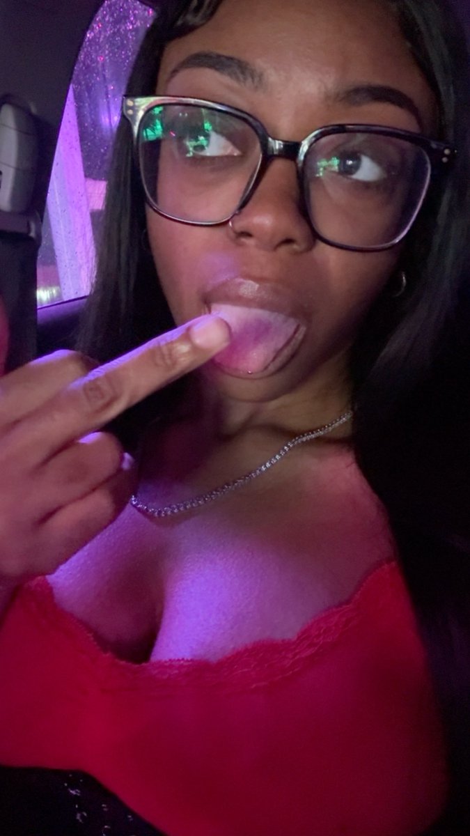 xpeachx04's tweet photo. 🖕🏽👅👓 https://t.co/1Sb7dd6i69